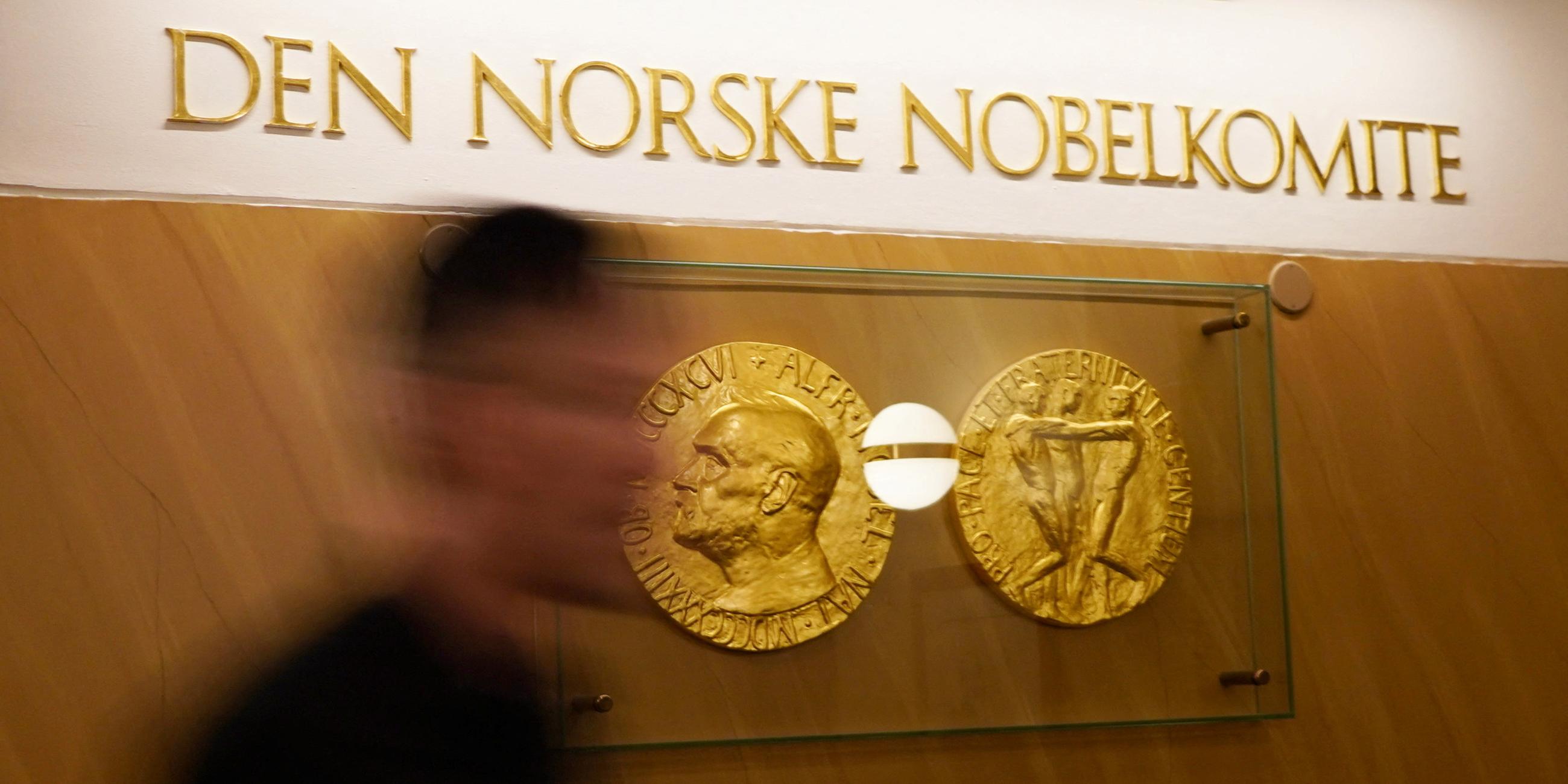 Ein Blick auf ein Schild mit der Aufschrift „das norwegische Nobelkomitee“ im norwegischen Nobelinstitut, wo der Träger des Friedensnobelpreises bekannt gegeben wird, in Oslo, Norwegen, 6. 10. 2023. 