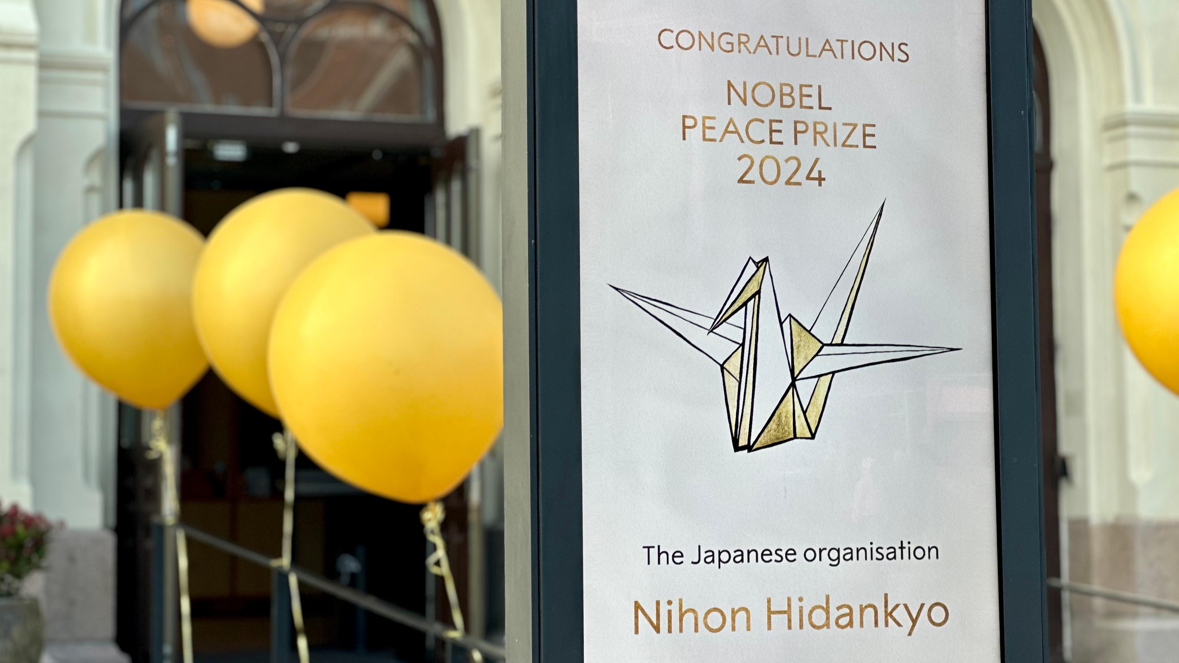 Vor dem Nobel-Friedenszentrum (Nobel Peace Center) in Oslo wird dem diesjährigen Friedensnobelpreisträger, der japanischen Organisation Nihon Hidankyo, gratuliert.