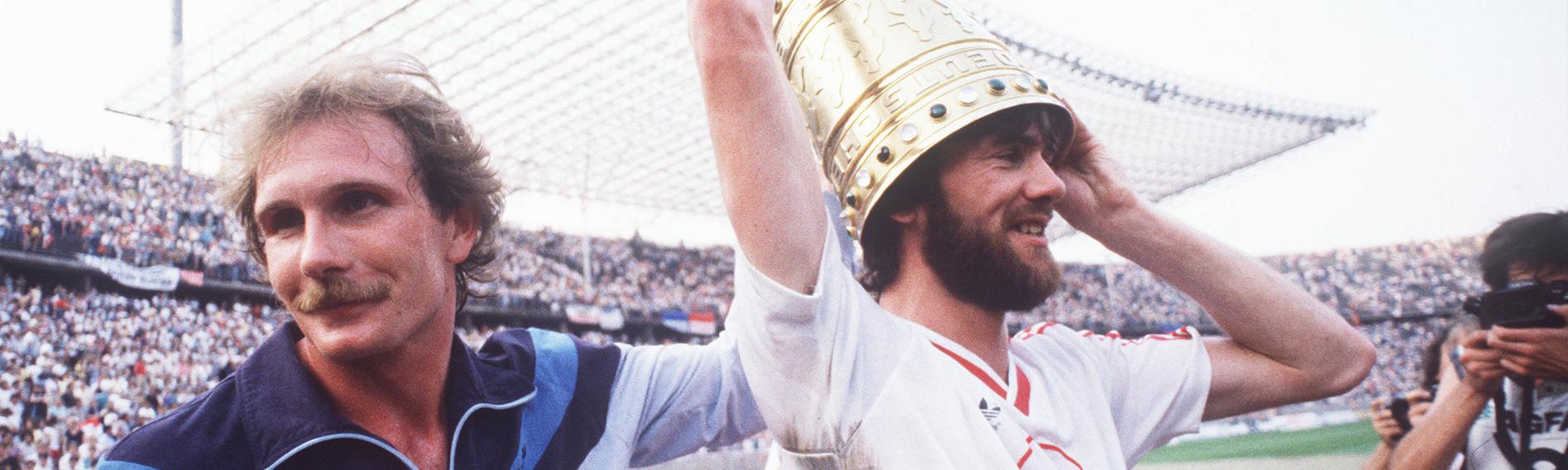 Friedhelm Funkel mit DFB-Pokal auf dem Kopf