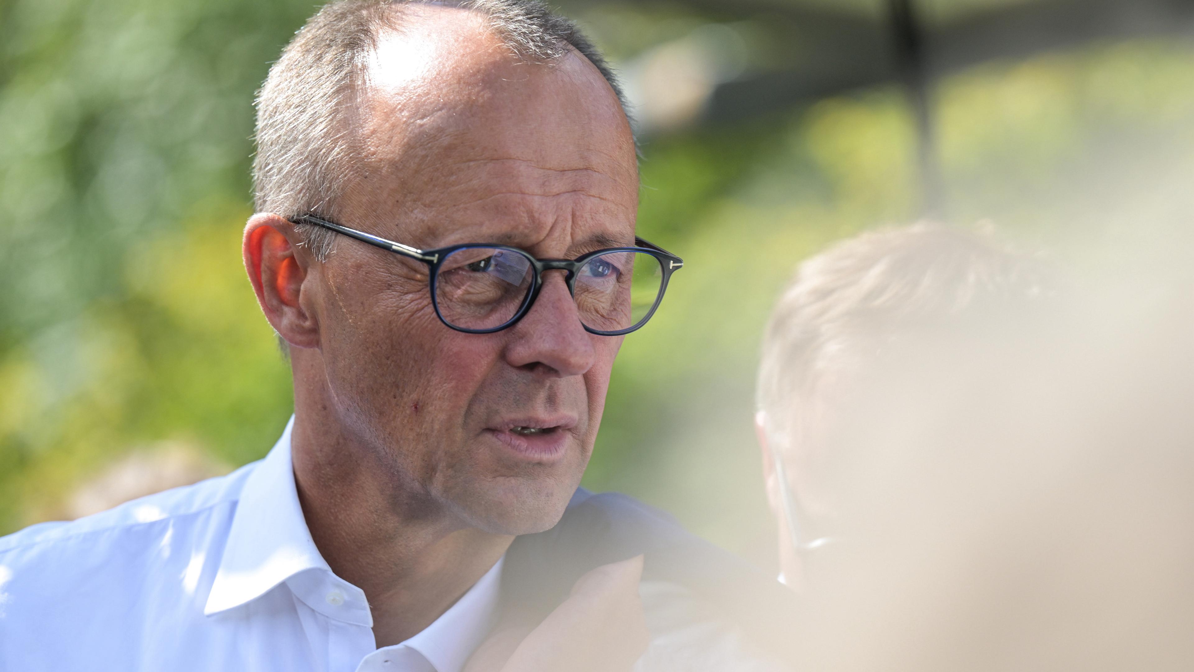 Friedrich Merz, Bundesvorsitzender der CDU, nimmt an einer Begehung des Baumkronenpfads im Nationalpark Hainich teil. 