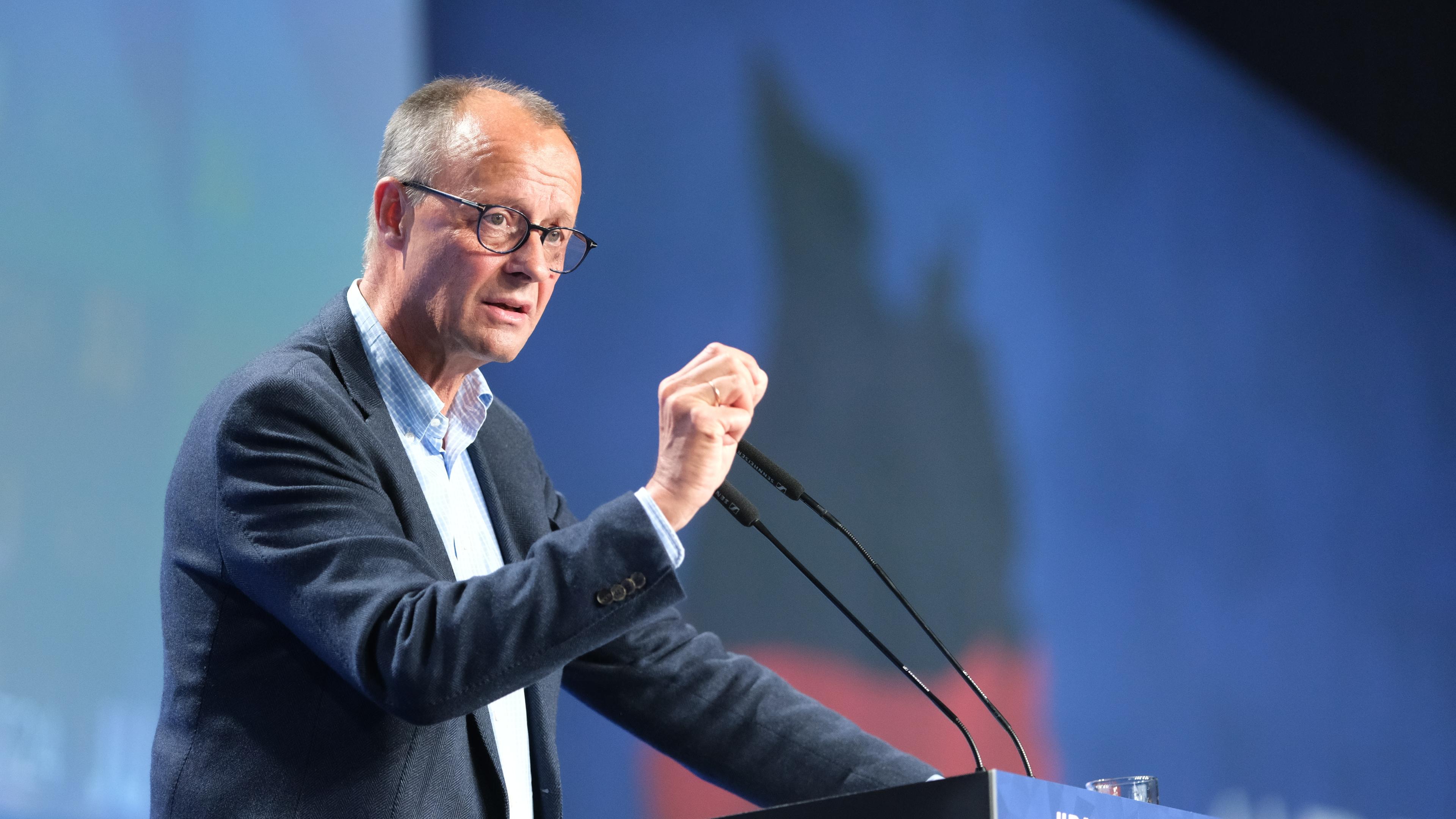 Friedrich Merz spricht beim Deutschlandtag der Jungen Union auf der Bühne am 27.10.2024.