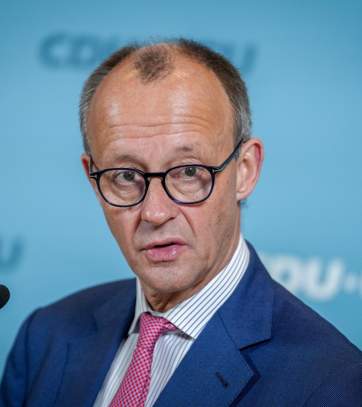 Friedrich Merz (CDU), CDU-Bundesvorsitzender und Unionsfraktionsvorsitzender, gibt eine Pressekonferenz nach einer Sondersitzung der Unions-Fraktion vor der Sitzung des Bundestag