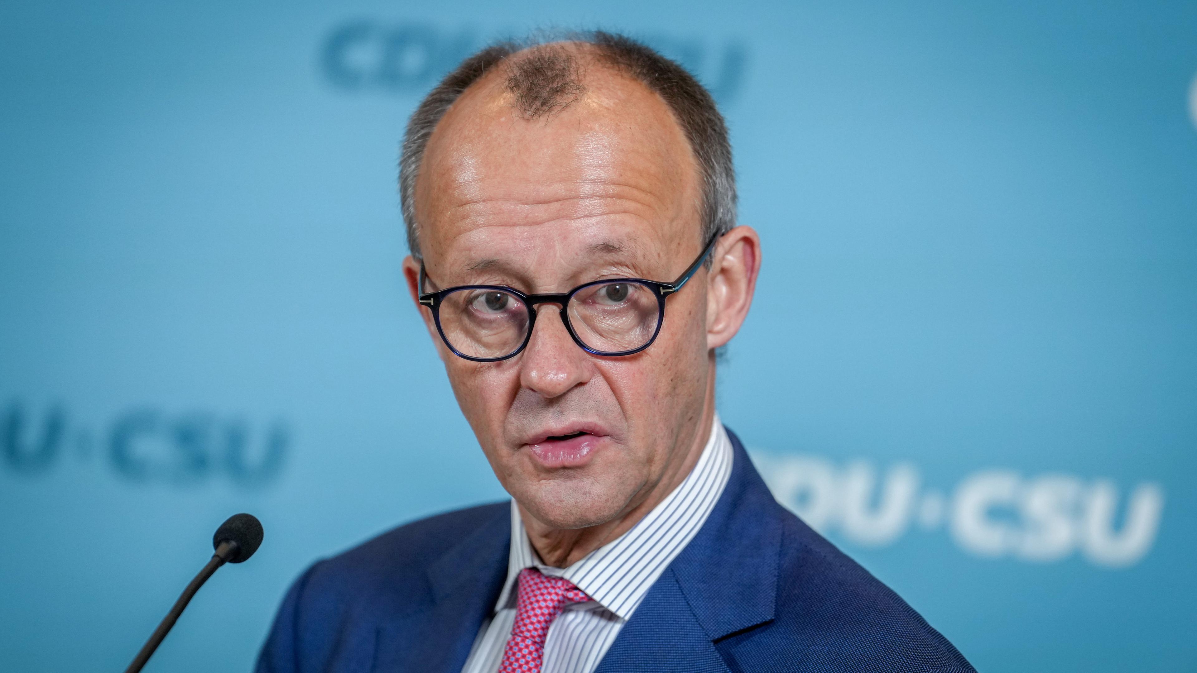 Friedrich Merz (CDU), CDU-Bundesvorsitzender und Unionsfraktionsvorsitzender, gibt eine Pressekonferenz nach einer Sondersitzung der Unions-Fraktion vor der Sitzung des Bundestag