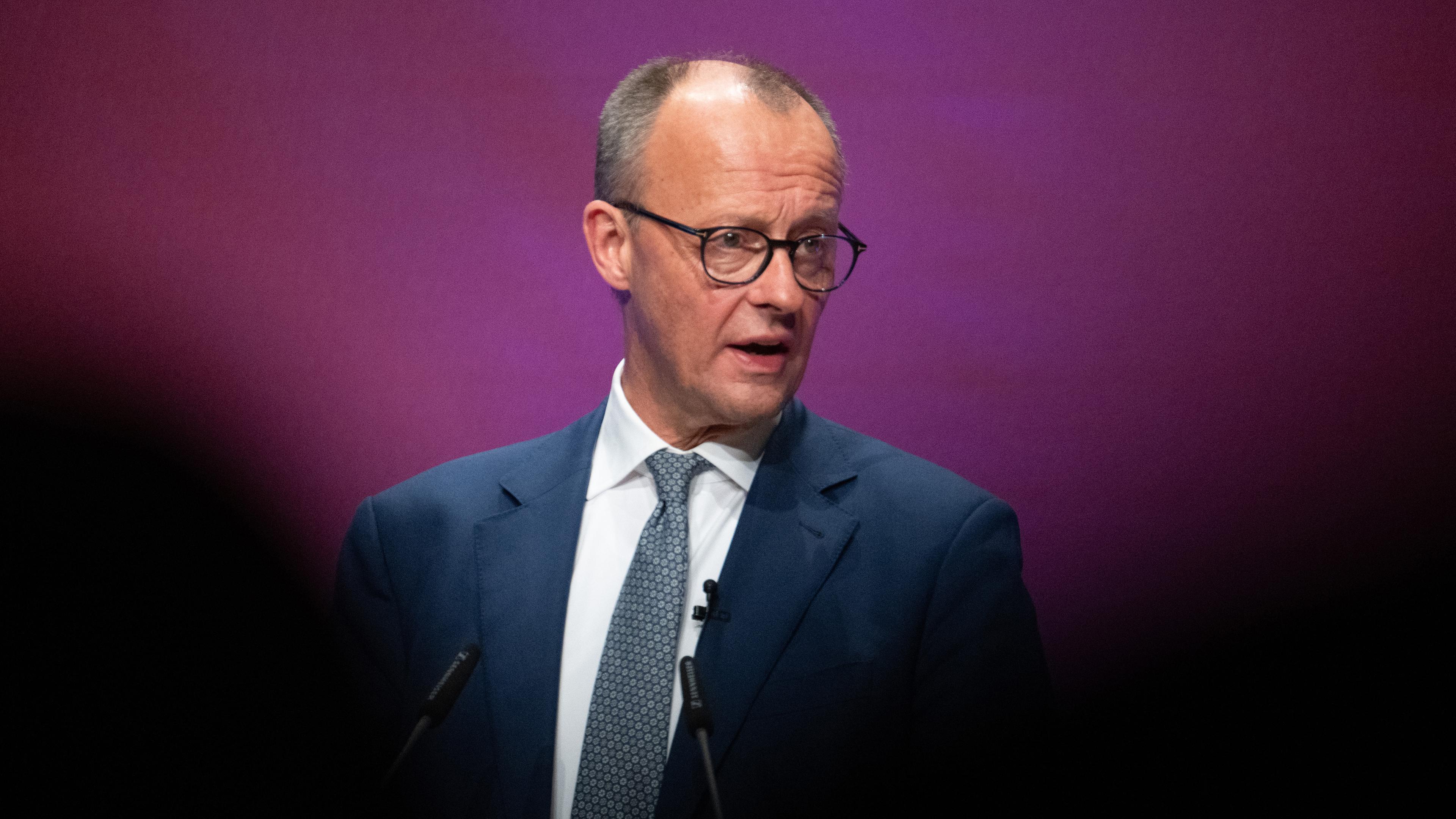 Friedrich Merz, Bundesvorsitzender der CDU und Kanzlerkandidat der Union, spricht auf dem Jahresempfang der Wirtschaft in der Rheingoldhalle in Mainz