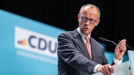 CDU-chef Friedrich Merz am Rednerpult voor een CDU-logo op de achtergrond.