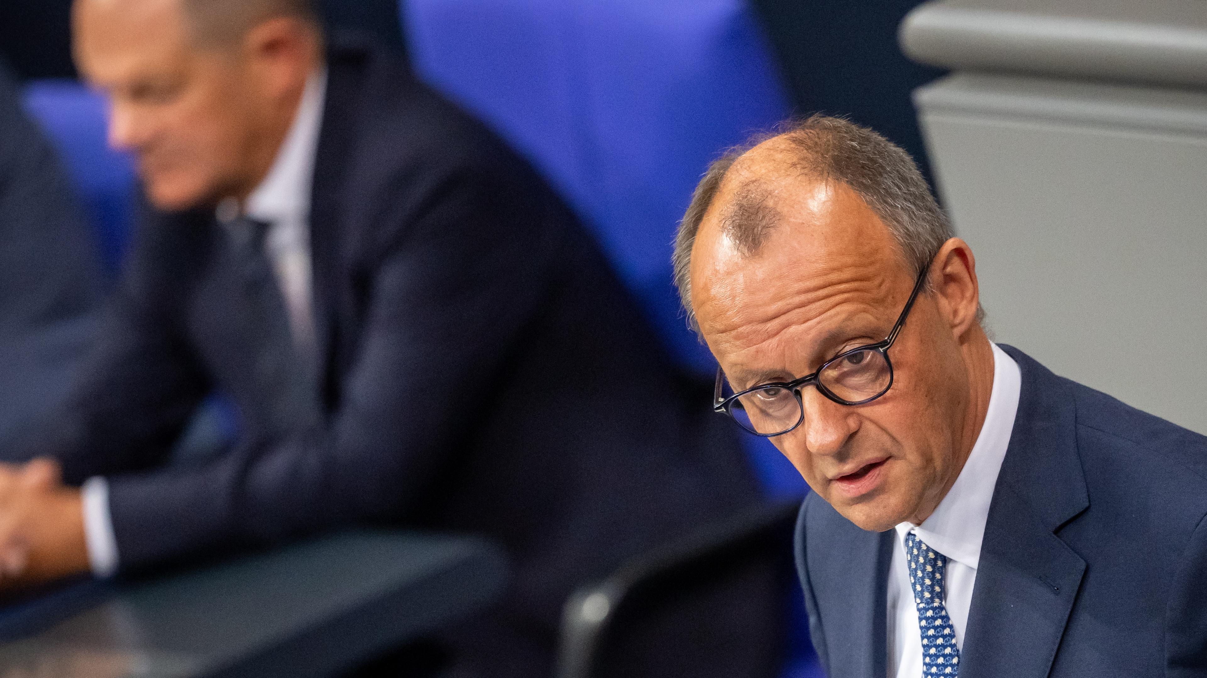 Friedrich Merz und Olaf Scholz in der Generaldebatte zum Bundeshaushalt 2025.