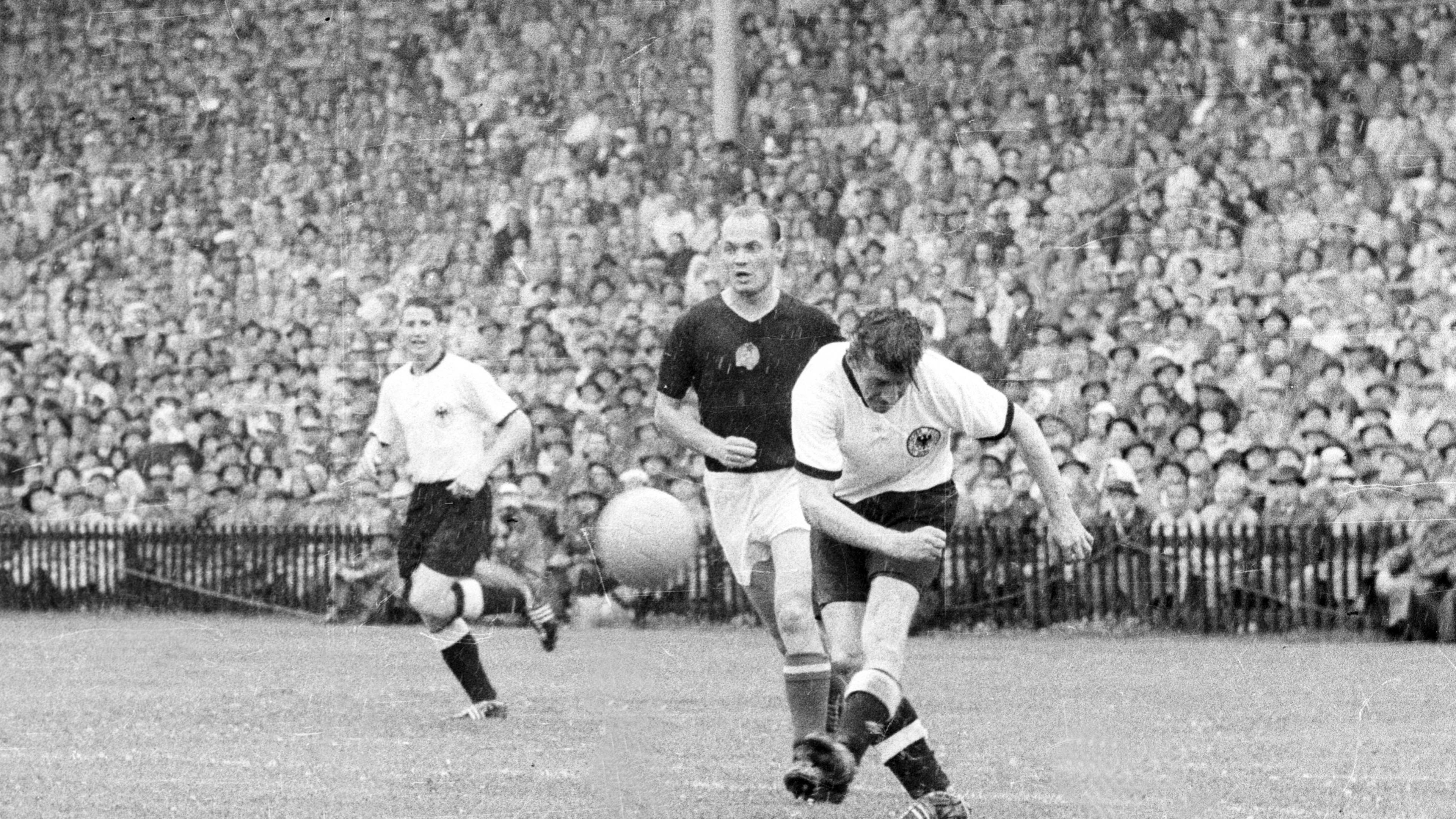 Fritz Walter im WM-Finale 1954 gegen den Ungarn Jenö Buzanszky
