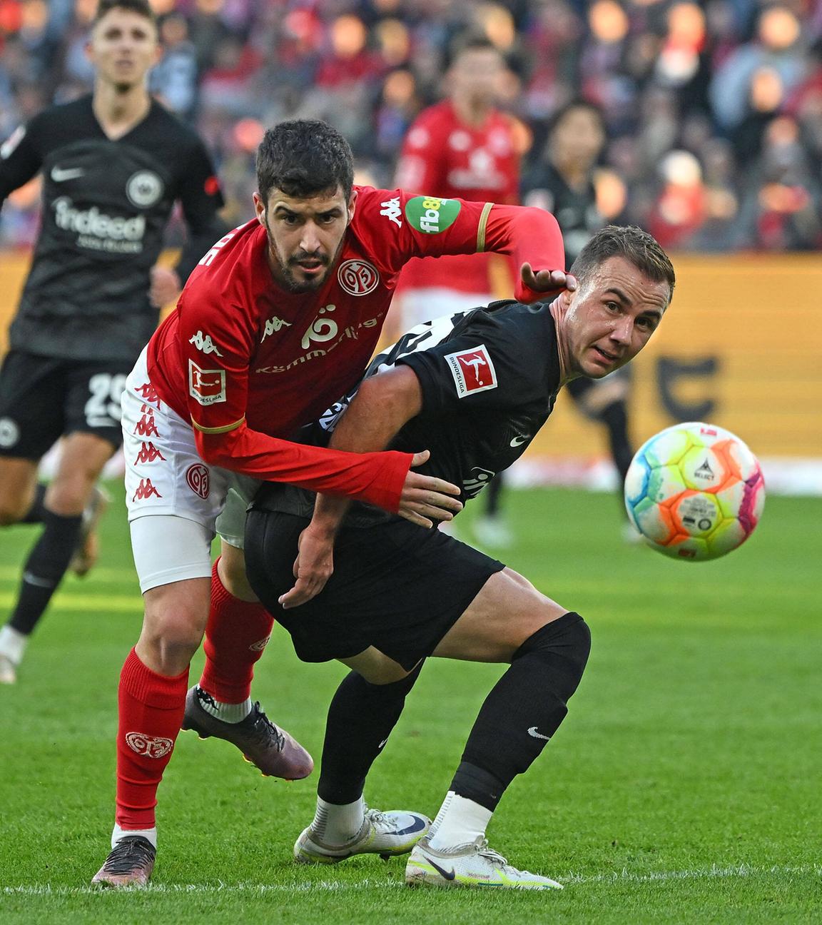 1. Bundesliga, 13.11.2022, Aaron Martin (FSV Mainz 05) und Mario Götze (Eintracht Frankfurt) im Zweikampf