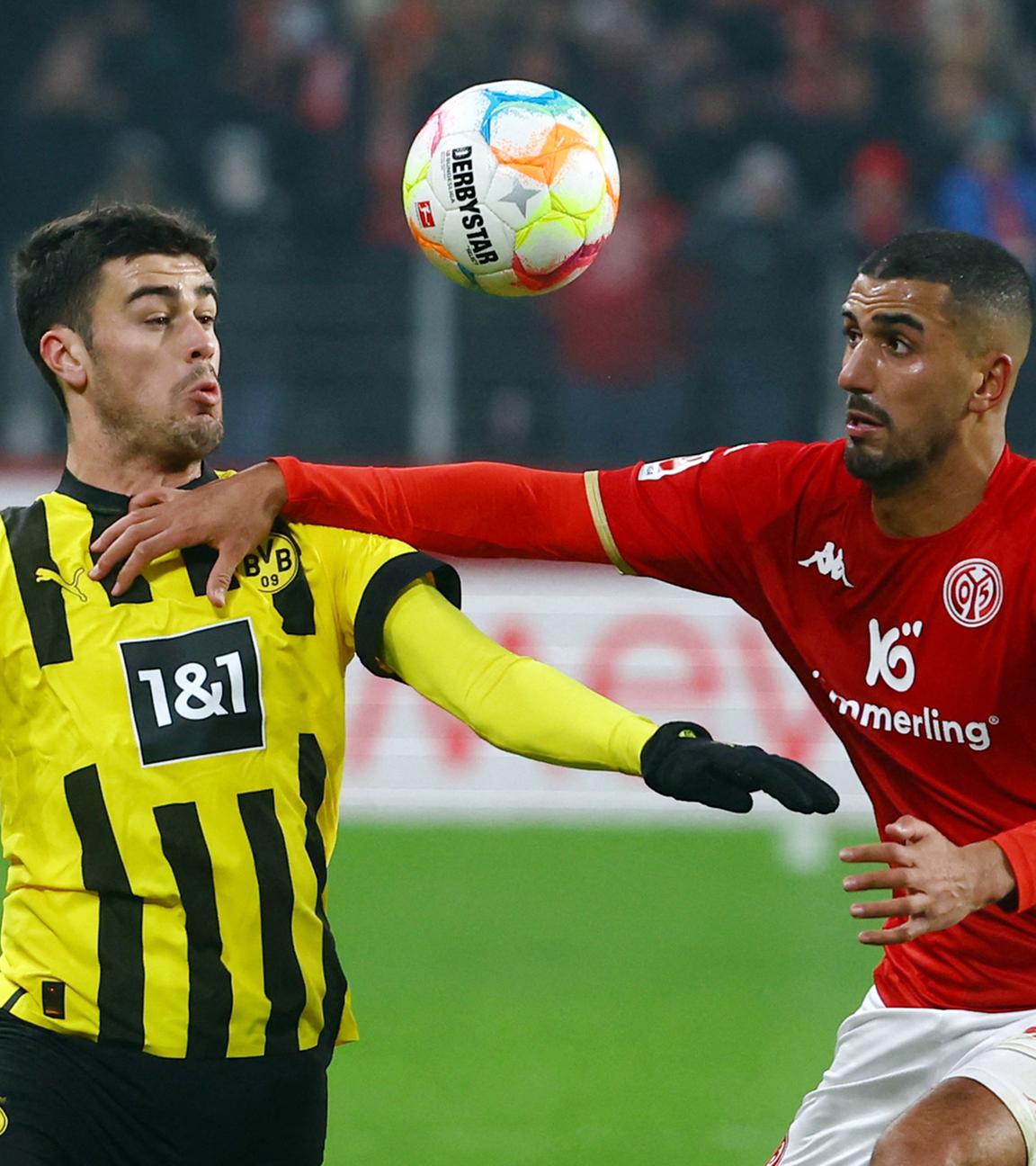 Aymen Barkok (Mainz 05) in Aktion mit Borussia Dortmund's Giovanni Reyna