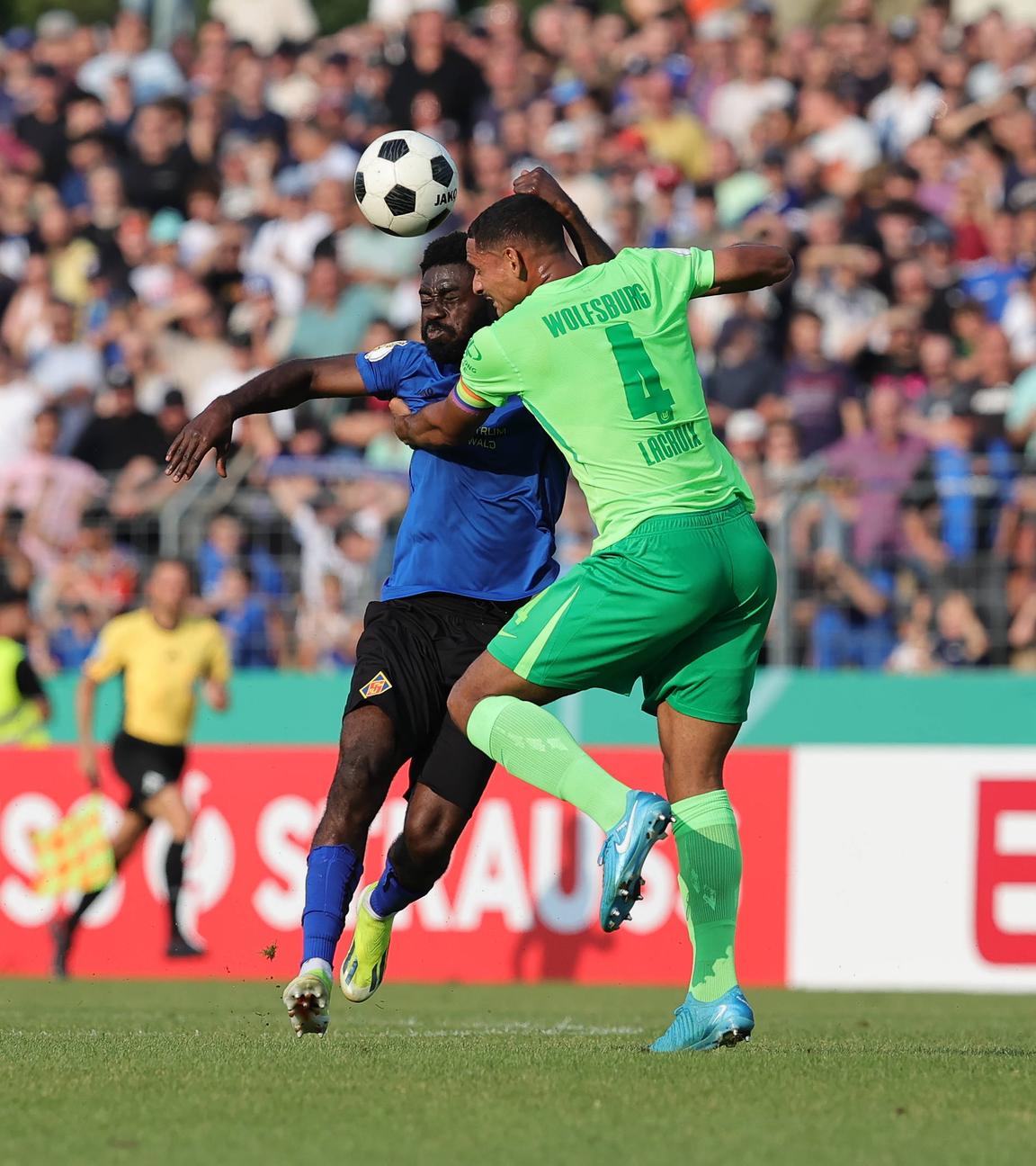 Fußball, DFB-Pokal, TuS Koblenz - VfL Wolfsburg: Zweikamp zwischen Dylan Esmel (TuS KO, 19) und Maxence Lacroix (WOB, 4) Koblenz