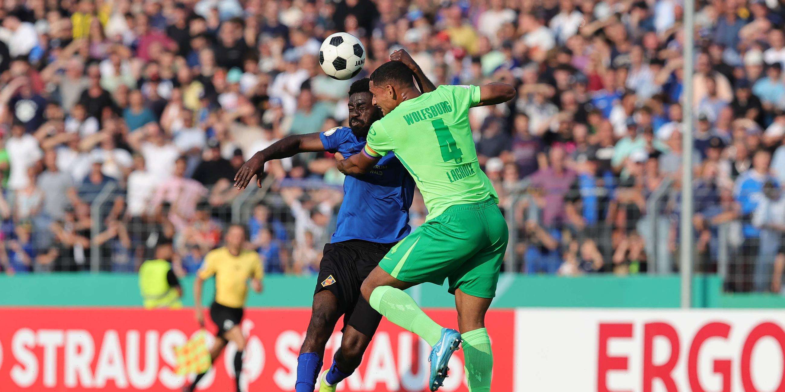 Fußball, DFB-Pokal, TuS Koblenz - VfL Wolfsburg: Zweikamp zwischen Dylan Esmel (TuS KO, 19) und Maxence Lacroix (WOB, 4) Koblenz