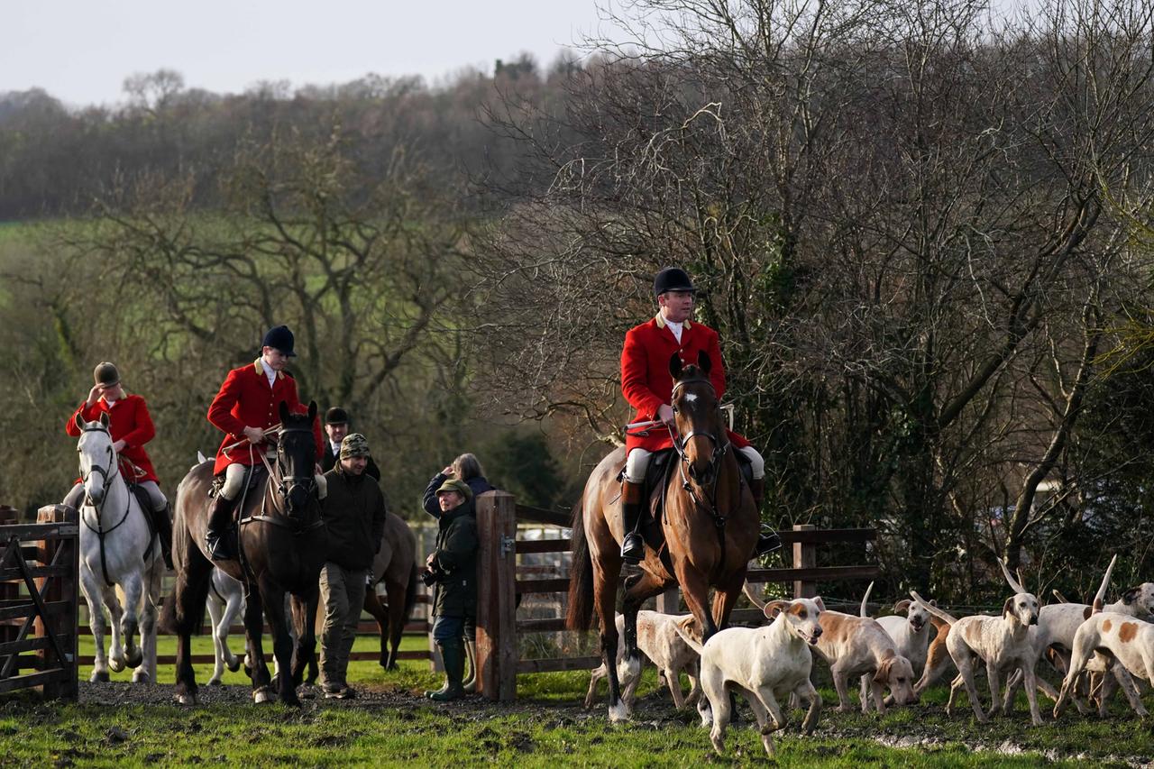 Reiter und Hunde sind während der jährlichen "North Cotswold Boxing Day"-Jagd im britischen Broadway