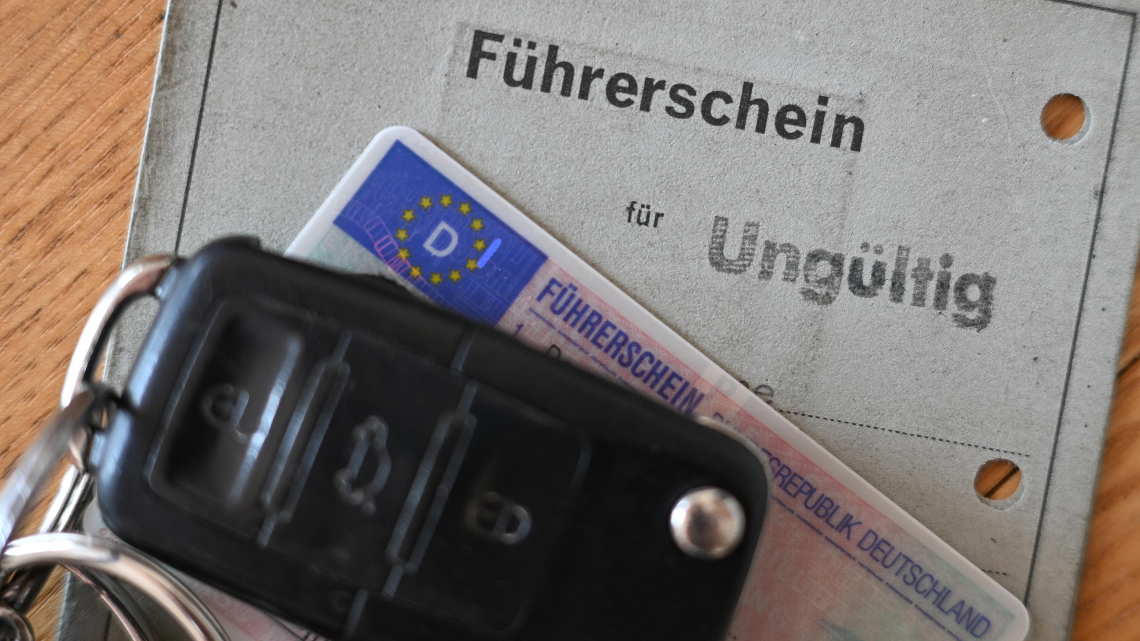 Autoschlüssel mit Führerscheinkarte und ungültigem Papierführerschein