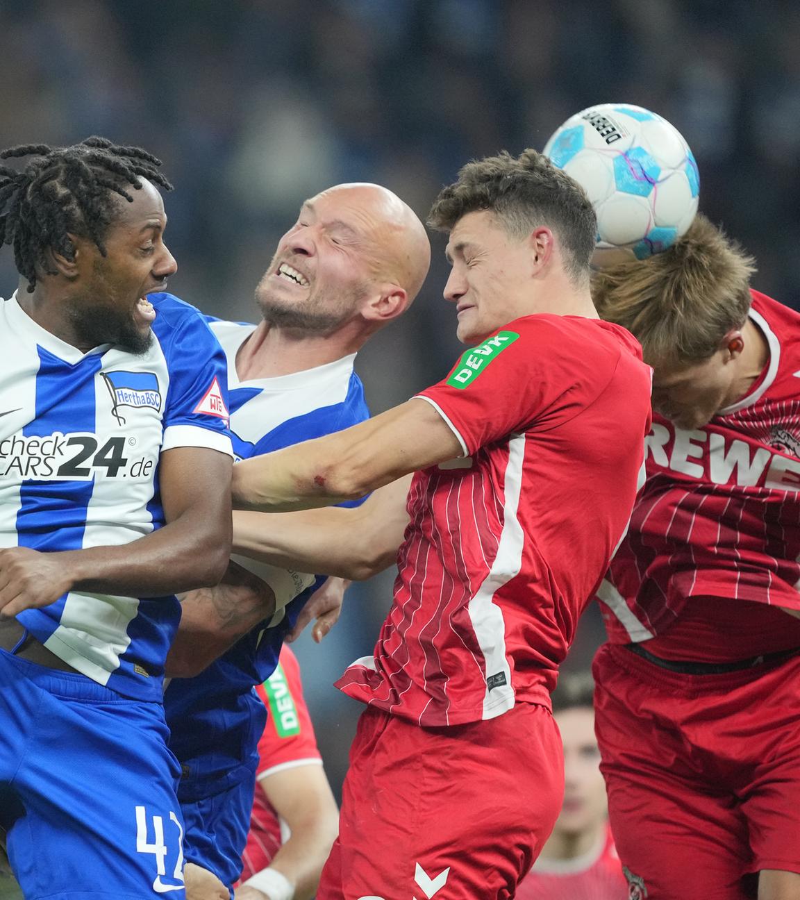 Fußball: 2. Bundesliga, Hertha BSC - 1. FC Köln: Herthas Spieler Deyovaisio Zeefuik (l-r) und Toni Leistner in Aktion gegen Kölns Spieler Eric Martel und Timo Hübers.