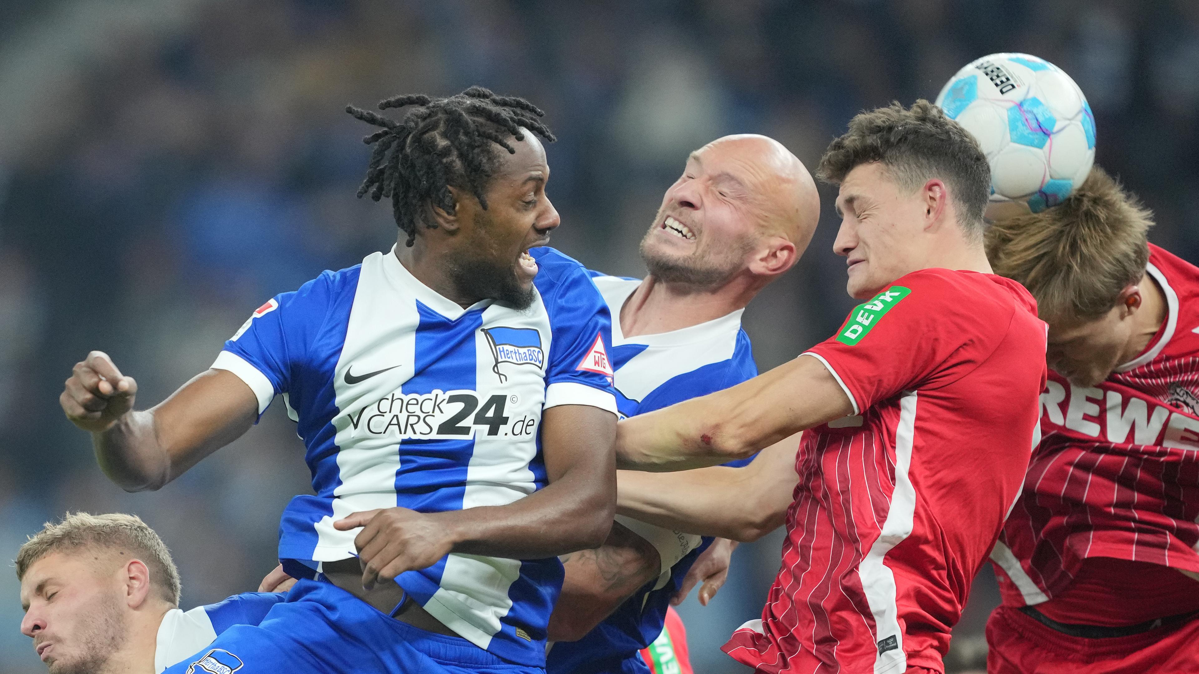 Fußball: 2. Bundesliga, Hertha BSC - 1. FC Köln: Herthas Spieler Deyovaisio Zeefuik (l-r) und Toni Leistner in Aktion gegen Kölns Spieler Eric Martel und Timo Hübers.