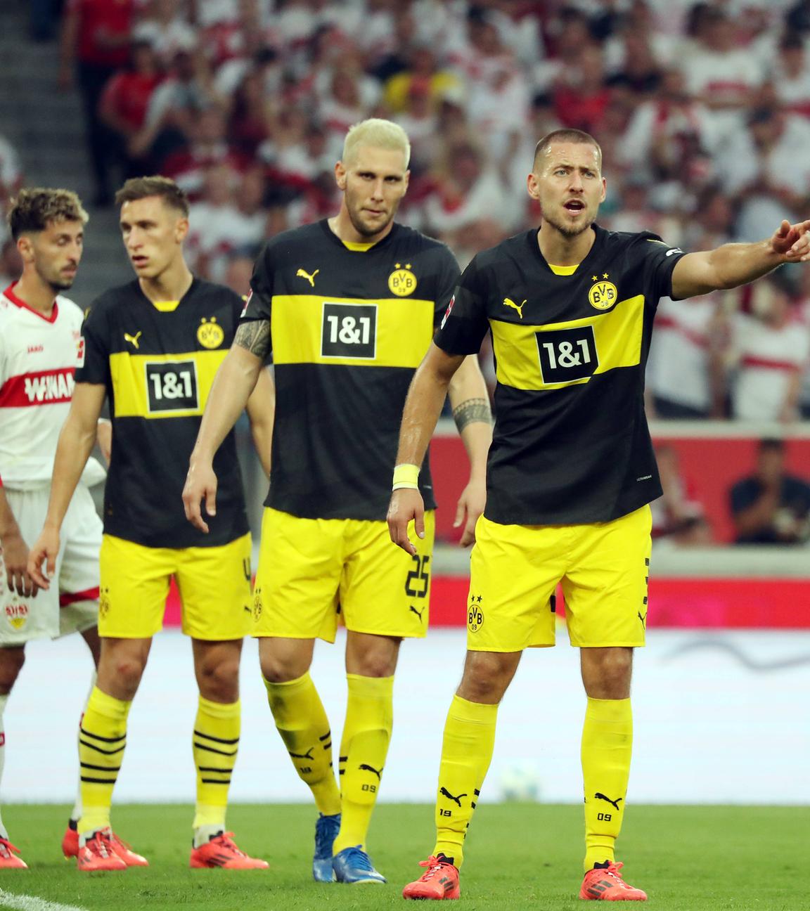 Fußball, Bundesliga, VfB Stuttgart - Borussia Dortmund: v.l. Nico Schlotterbeck, Niklas Süle, Waldemar Anton