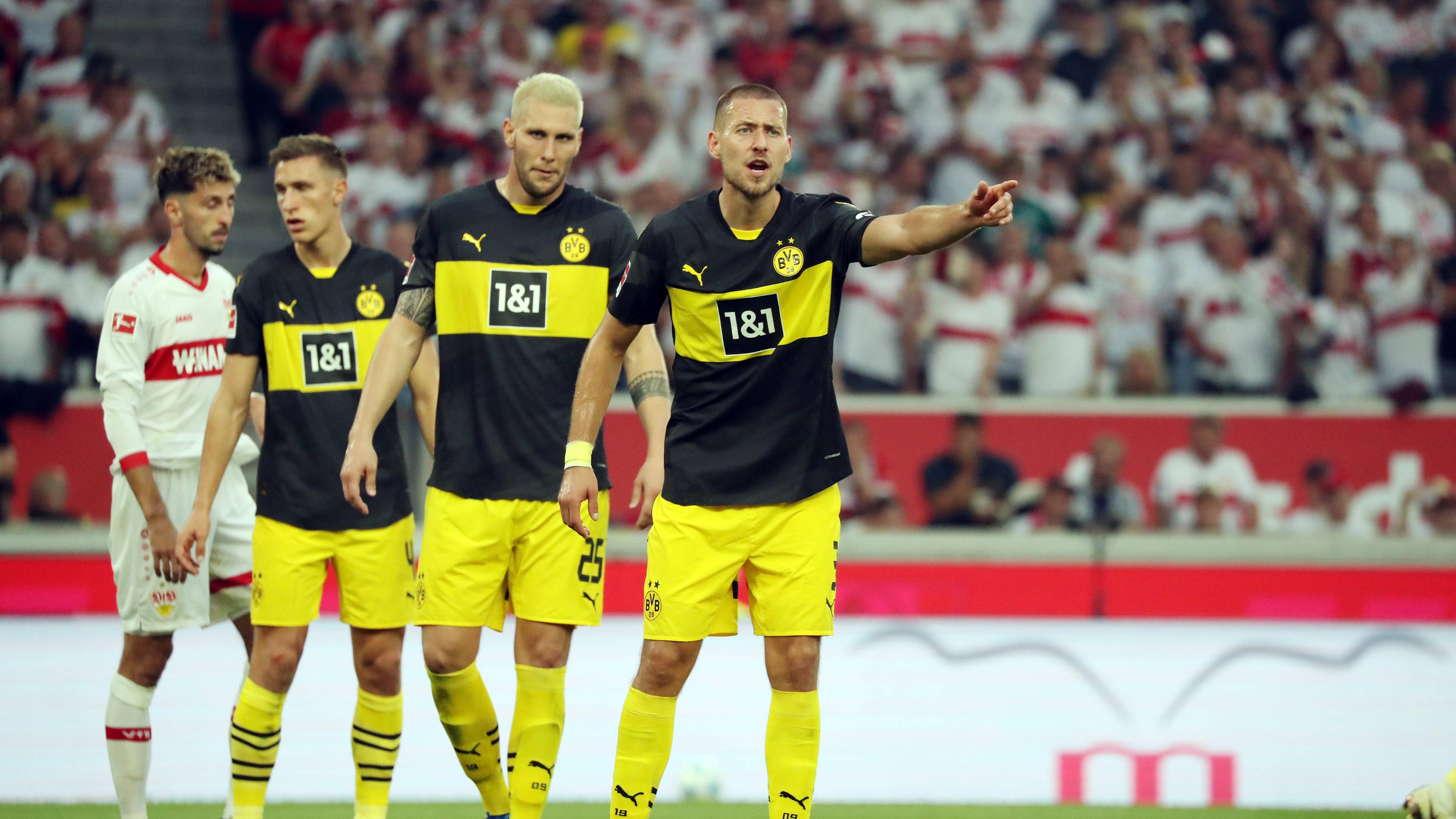 Fußball, Bundesliga, VfB Stuttgart - Borussia Dortmund: v.l. Nico Schlotterbeck, Niklas Süle, Waldemar Anton