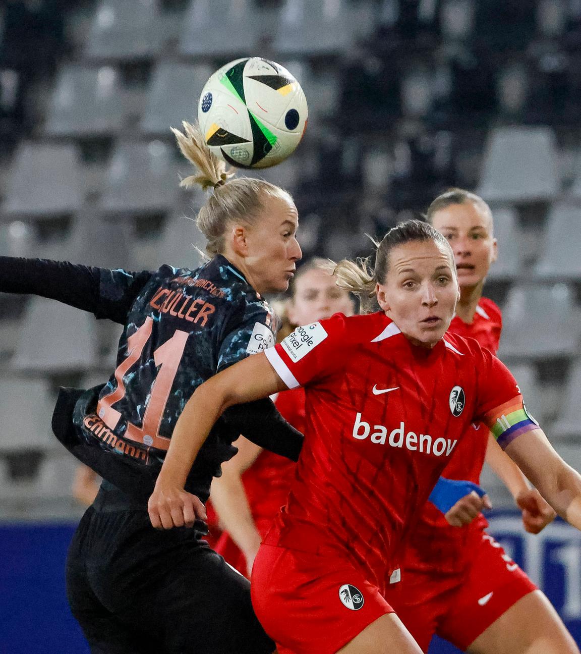 Lea Schueller (FC Bayern München / links) und Lisa Karl (SC Freiburg) im Kampf um den Ball im Bundesliga-Spiel am 8.11.2024