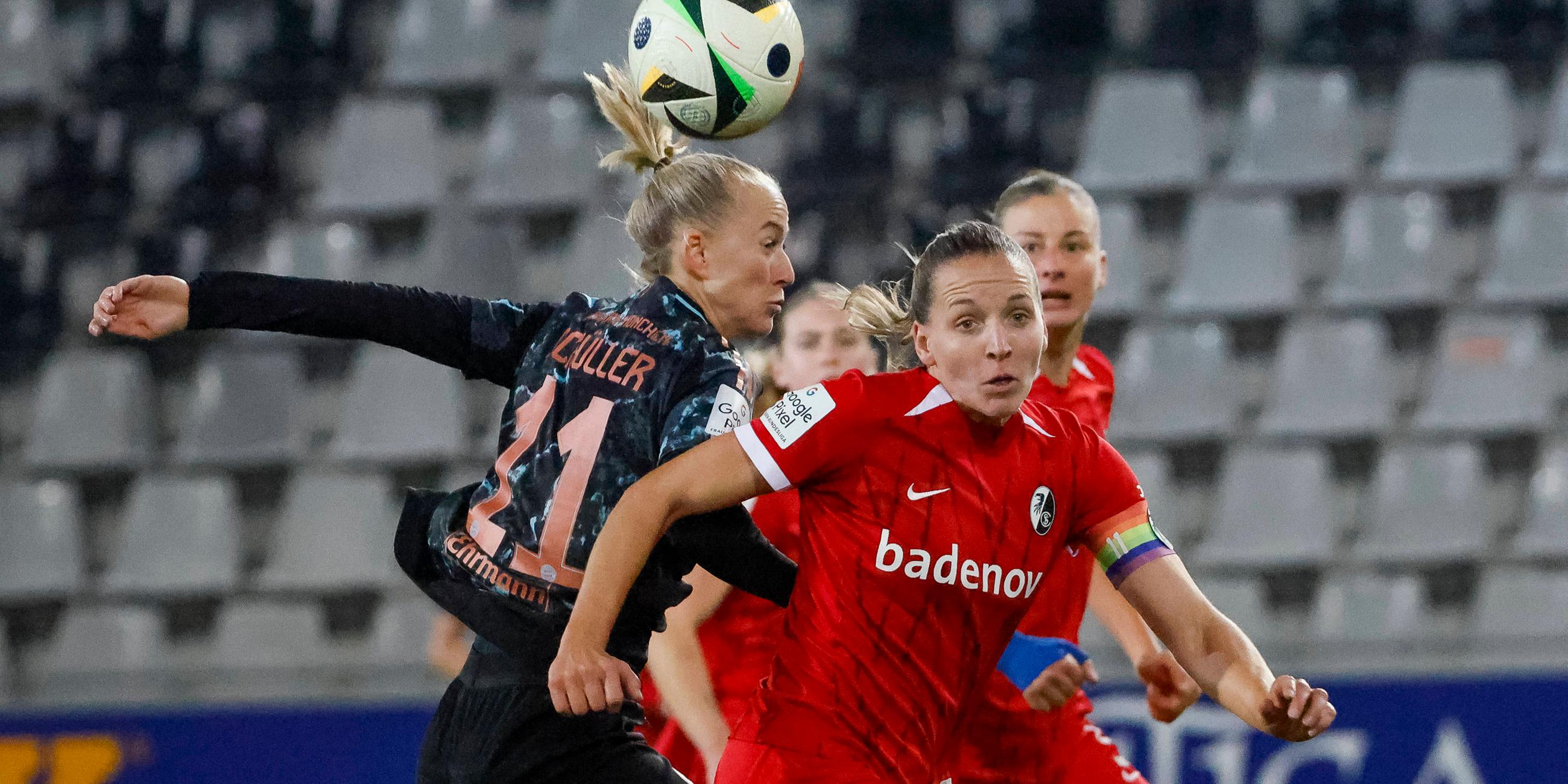 Lea Schueller (FC Bayern München / links) und Lisa Karl (SC Freiburg) im Kampf um den Ball im Bundesliga-Spiel am 8.11.2024