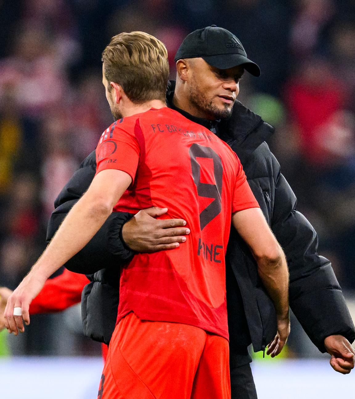 Fußball, Bundesliga, Bayern München - 1. FC Union Berlin: Münchens Trainer Vincent Kompany (r) klatscht nach dem Spiel mit Münchens Harry Kane (l) ab.