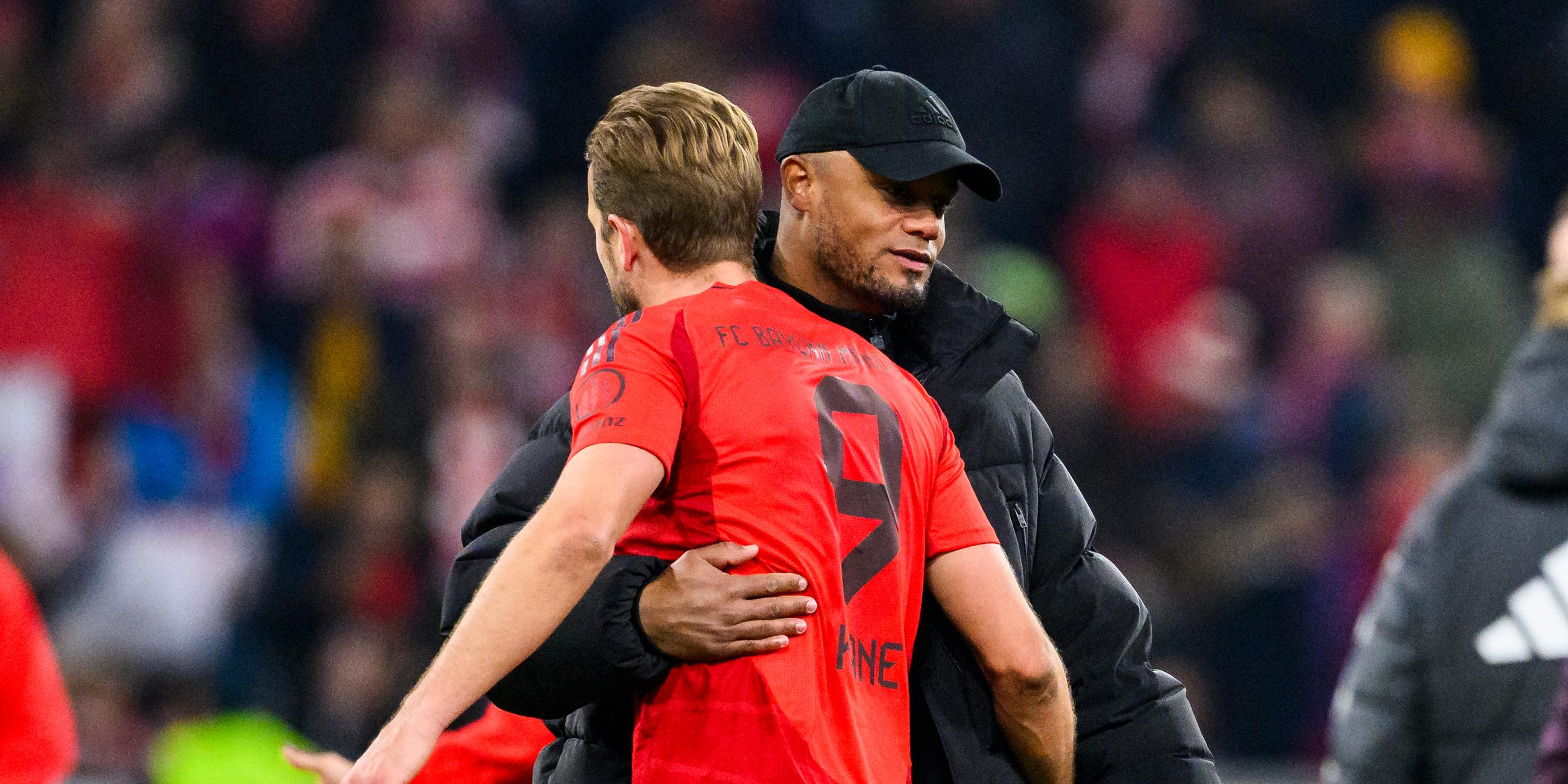 Fußball, Bundesliga, Bayern München - 1. FC Union Berlin: Münchens Trainer Vincent Kompany (r) klatscht nach dem Spiel mit Münchens Harry Kane (l) ab.