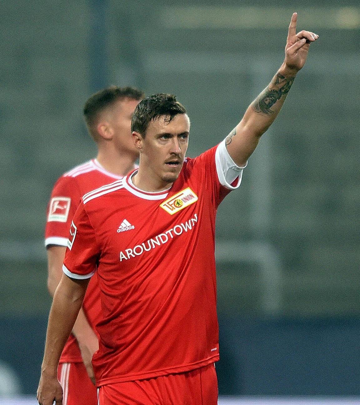 Der Berliner Torschütze Max Kruse (rechts) jubelt nach dem 1:0.