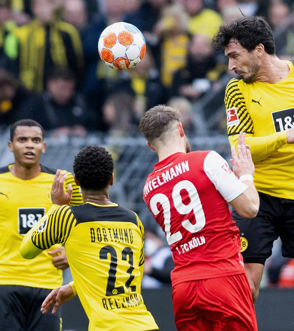 Dortmunds Mats Hummels mit einem Kopfball gegen Jan Thielmann vom 1.FC Köln am 30.10.2021 im Signal Iduna Park.