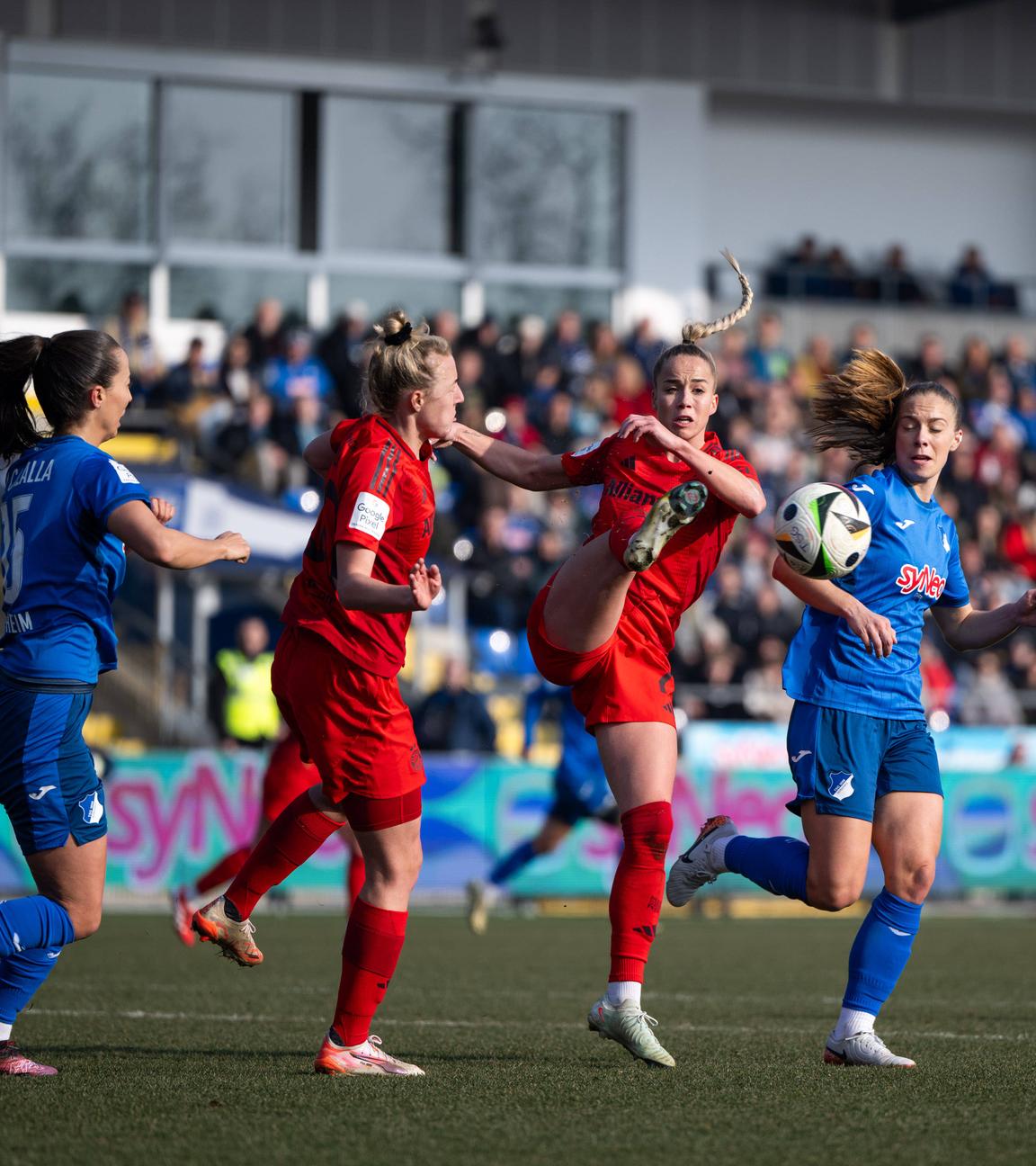 Giulia Gwinn (FC Bayern Muenchen, 07) im Zweikampf mit Jamilla Rankin (TSG Hoffenheim, 05), daneben Carolin Simon (FC Bayern Muenchen, 30), Marta Cazalla Garcia (TSG Hoffenheim, 15)