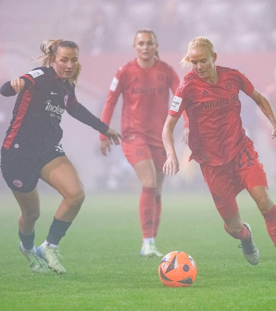 Fußball, Bundesliga, Frauen, FC Bayern München - Eintracht Frankfurt: Pernille Harder (21, FC Bayern München) und Pawollek Tanja (31, Eintracht Frankfurt) im Zweikampf