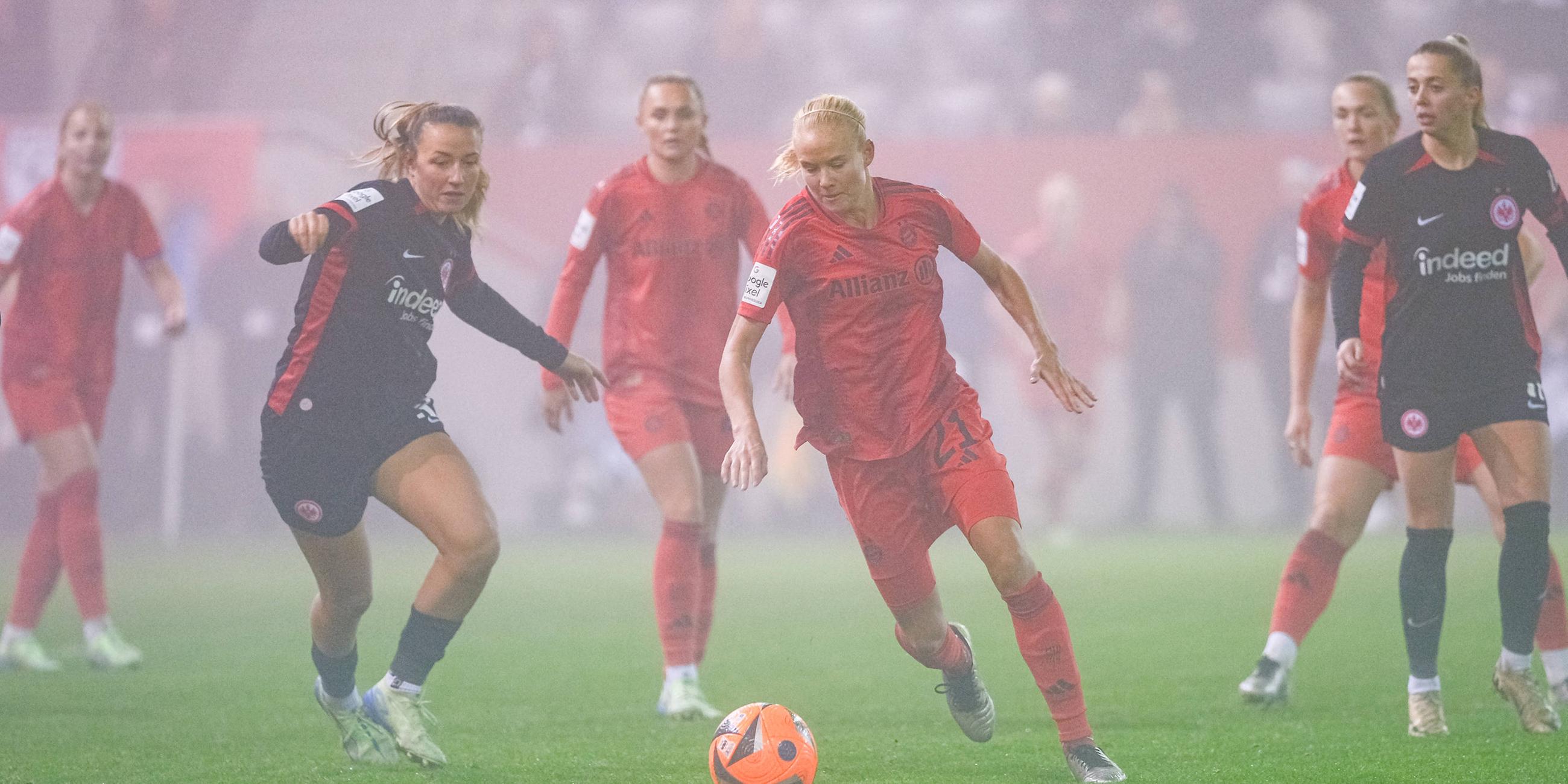 Fußball, Bundesliga, Frauen, FC Bayern München - Eintracht Frankfurt: Pernille Harder (21, FC Bayern München) und Pawollek Tanja (31, Eintracht Frankfurt) im Zweikampf