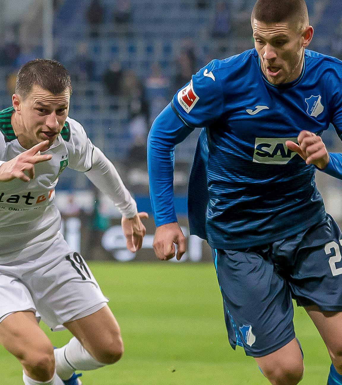 Gladbachs Stefan Lainer und der Hoffenheimer Andrej Kramaric im Zweikampf.