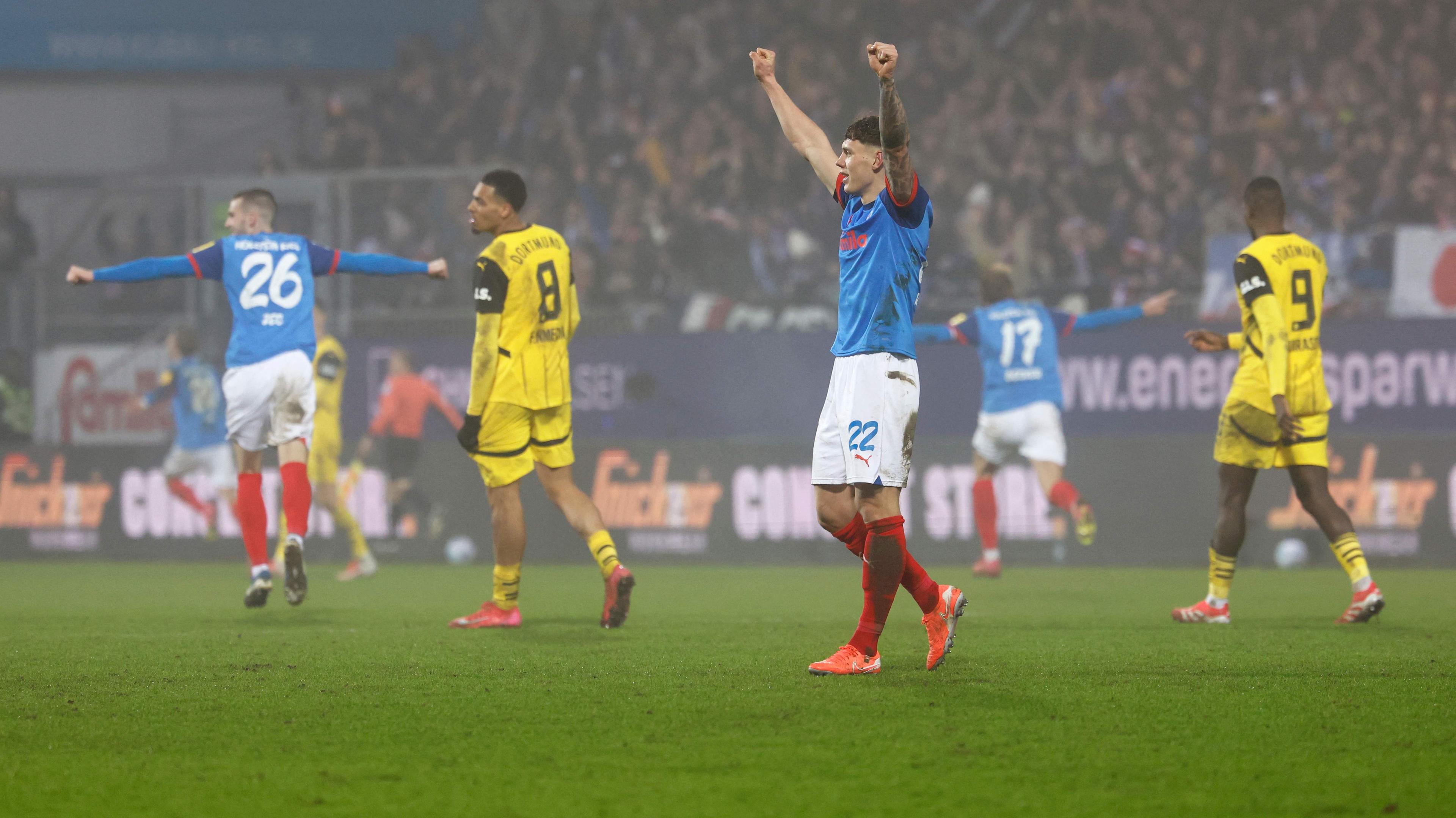 Fußball-Bundesliga: Holstein Kiel - Borussia Dortmund.