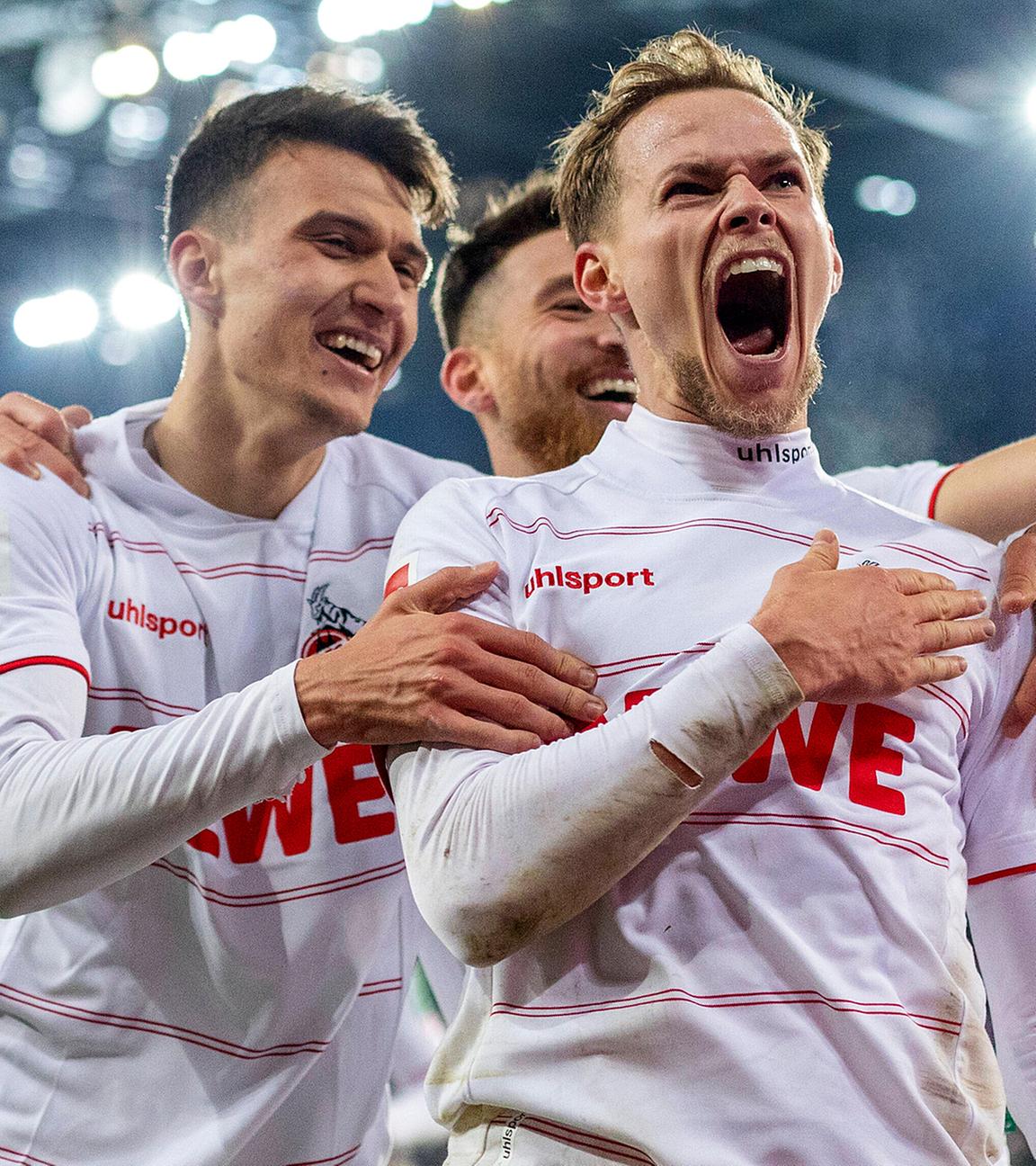 Ondrej Duda (m), Dejan Ljubicic (l) und Salih Özcan (r), alle vom 1. FC Köln, freuen sich über Tortreffer gegen Borussia Mönchengladbach am 27.11.2021 in Köln.