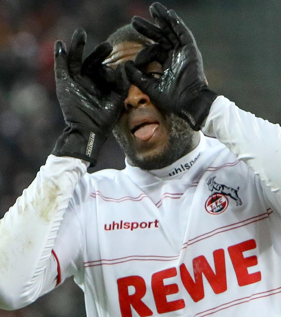 Kölns Anthony Modeste bejubelt sein Tor mit einer Handgeste, die aussieht wie eine Brille.