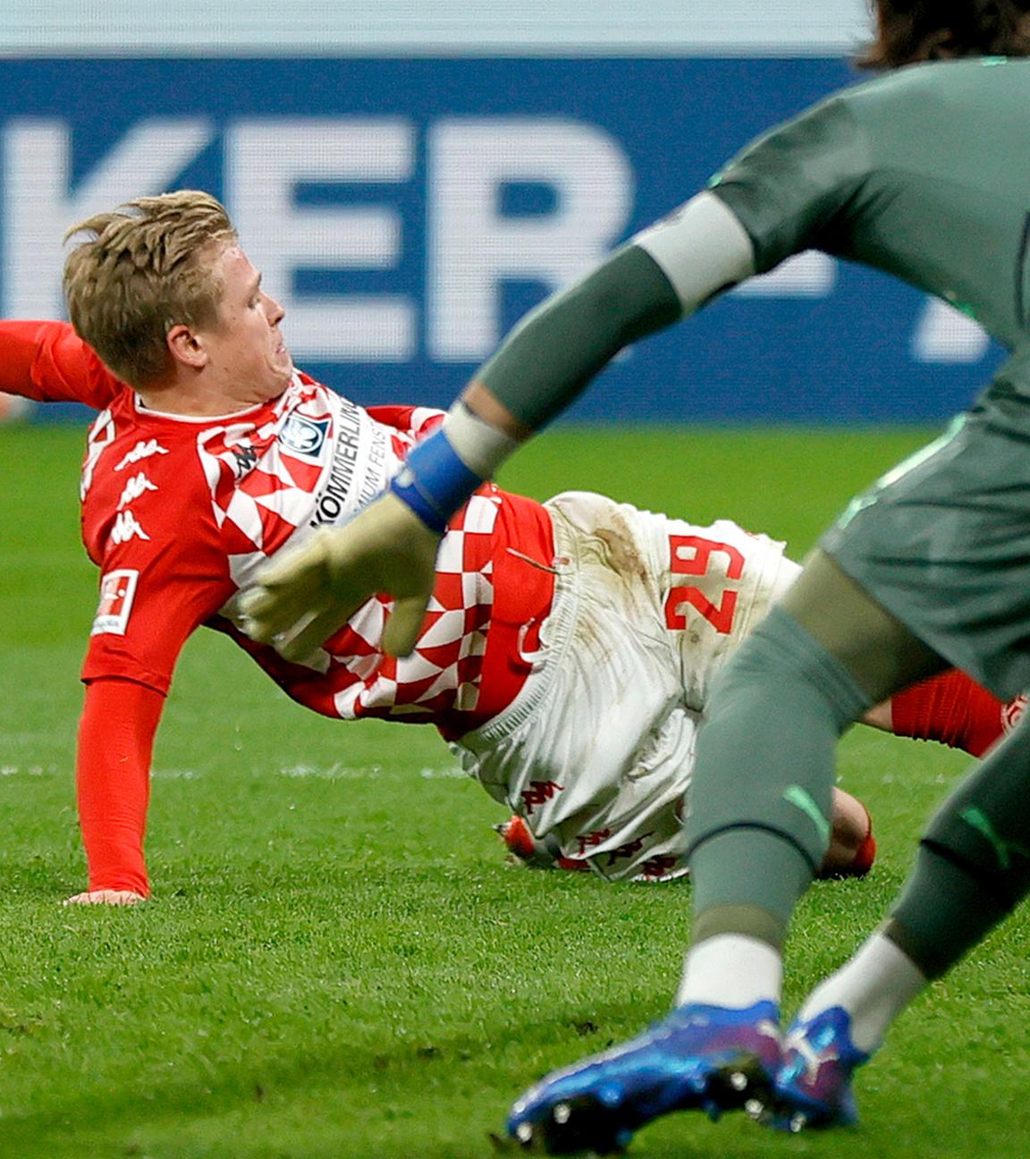 Jonathan Burkardt im Zweikampf mit Mönchengladbachs Torwart Yann Sommer .