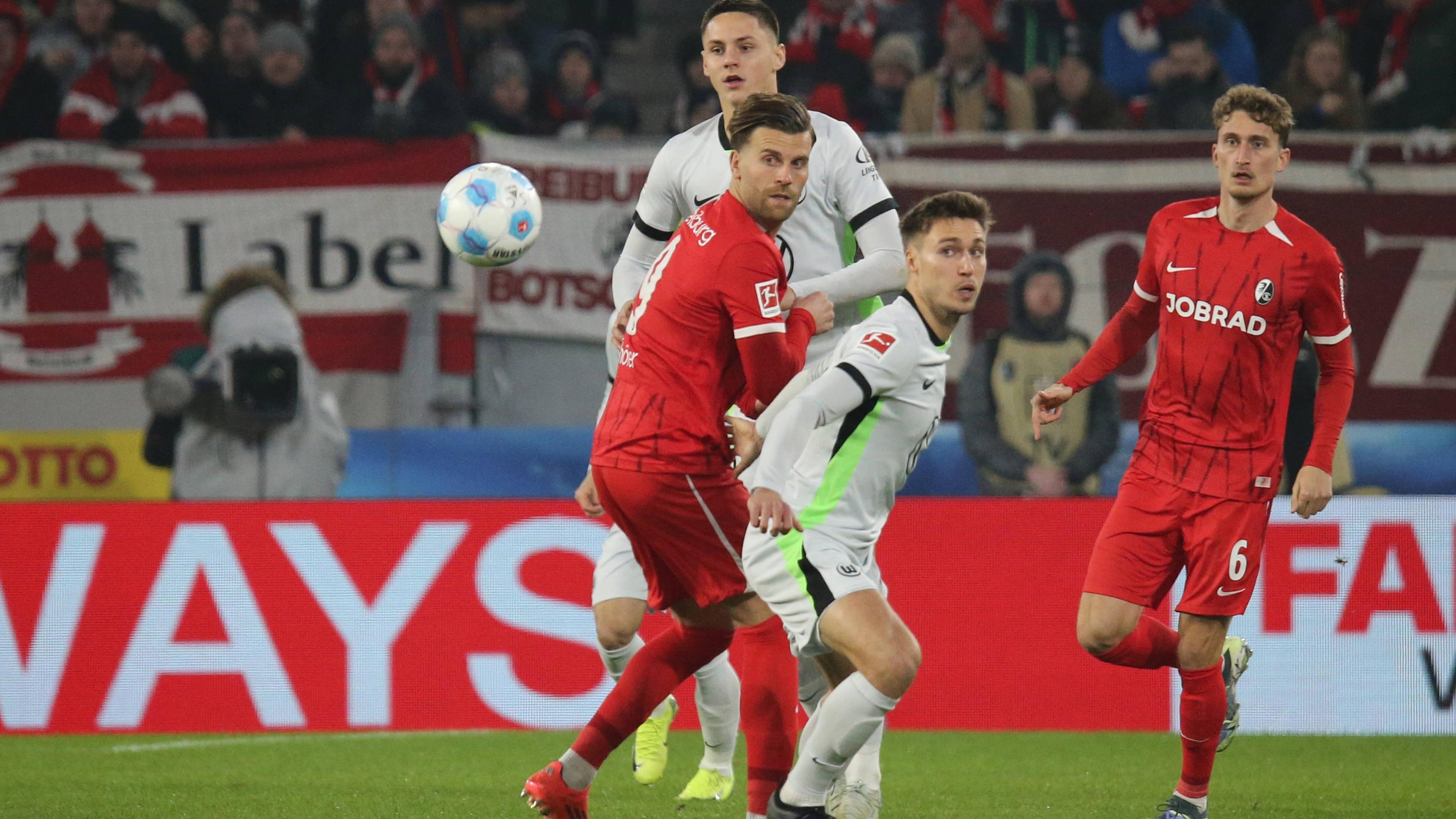 Fußball, Bundesliga, SC Freiburg - VfL Wolfsburg: Lucas Höler (Freiburg), Mohammed-Elamine Amoura (Wolfsburg)