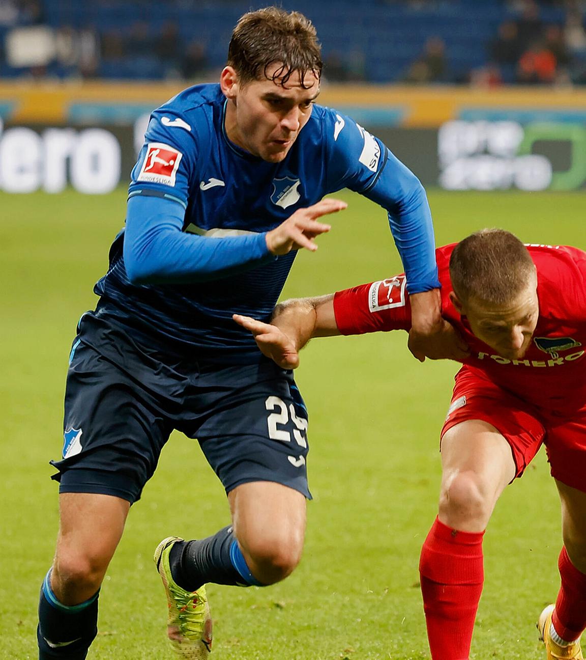 Hoffenheims Robert Skov (l) und Santiago Ascacibar (r) von Hertha BSC am 29.10.2021 in der PreZero Arena in Sinsheim. 