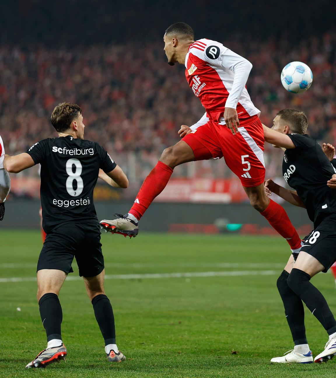 Union Berlins Danilho Doekhi steigt  im Fußball-Bundesligaspiel gegen den SC Freiburg zum Kopfball hoch