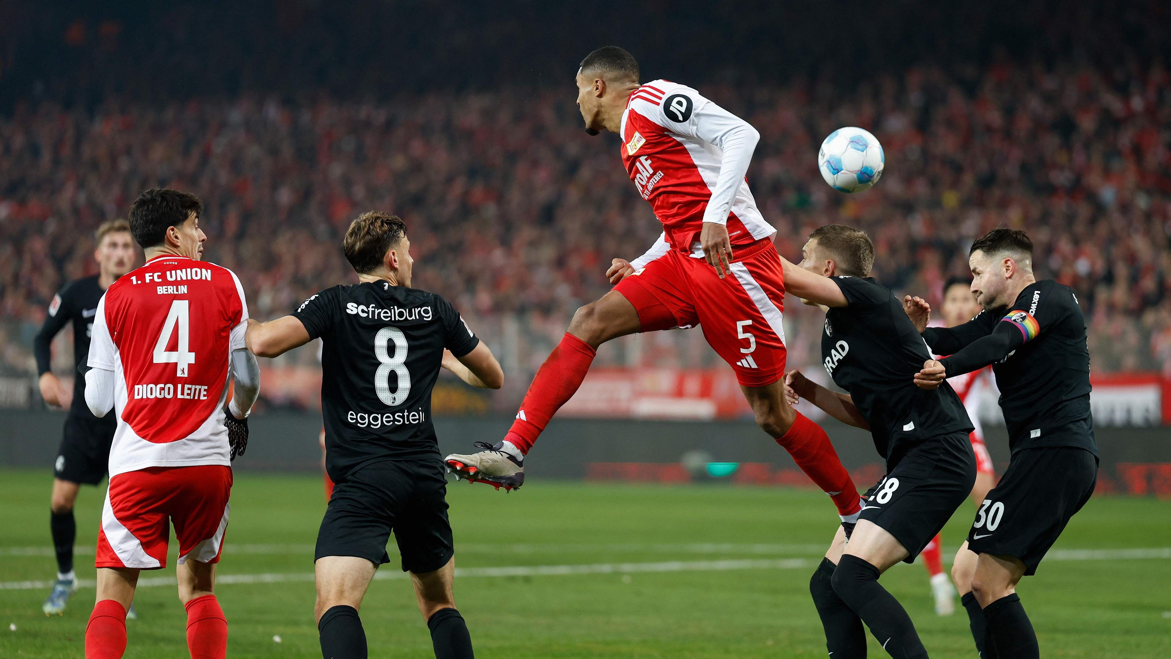 Union Berlins Danilho Doekhi steigt  im Fußball-Bundesligaspiel gegen den SC Freiburg zum Kopfball hoch