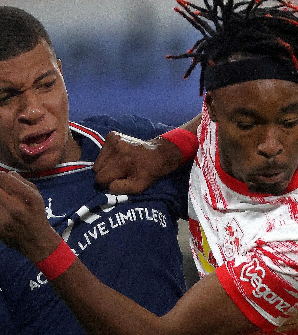 St Germains Kylian Mbappe im Zweikampf mit RB Leipzigs Mohamed Simakan.