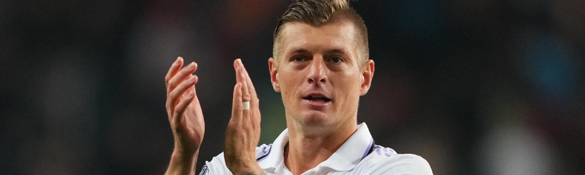 Fußball, Champions League, Shakhtar Donetsk - Real Madrid: Madrids Toni Kroos applaudiert den Fans.