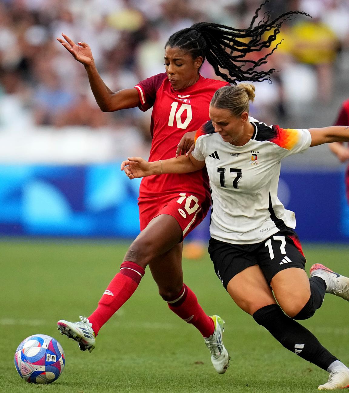 Deutschlands Klara Buehl kämpft mit Ashley Lawrence aus Kanada um den Ball.