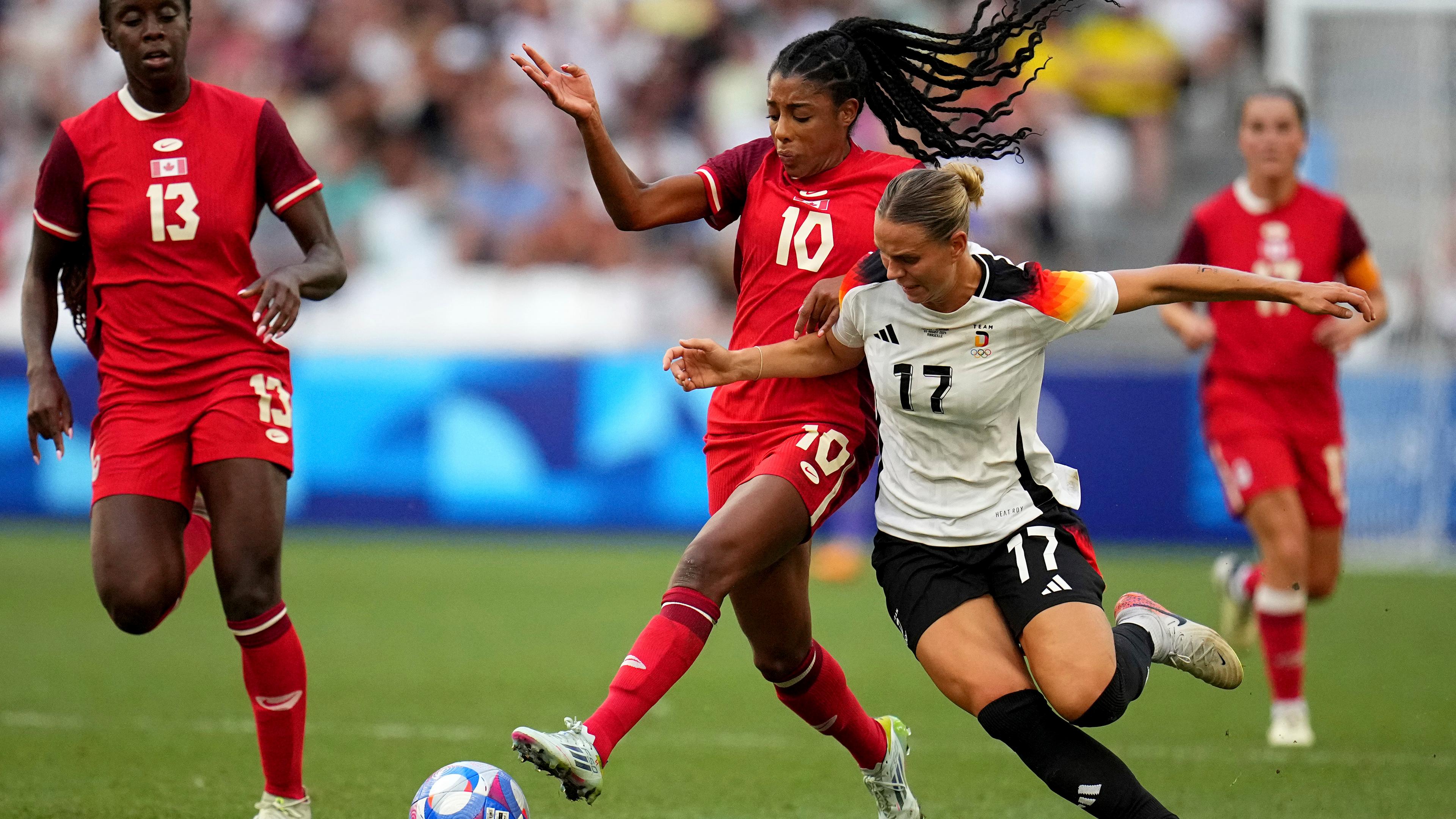 Deutschlands Klara Buehl kämpft mit Ashley Lawrence aus Kanada um den Ball.