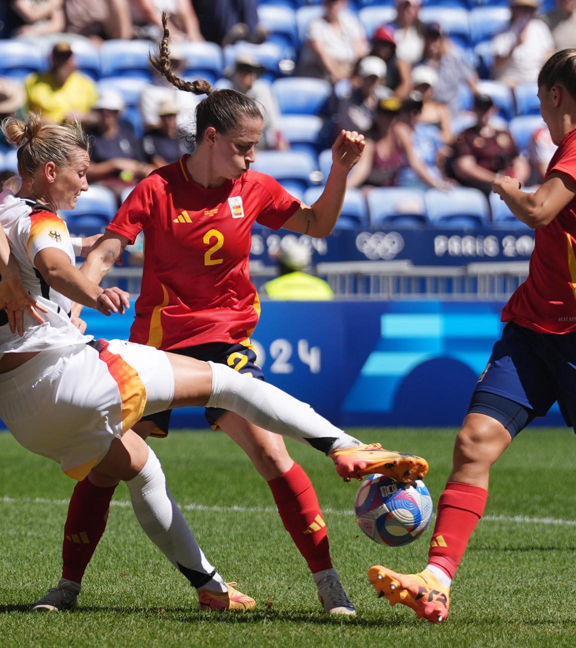 Deutschlands Alexandra Popp (2vl) versucht sich gegen drei spanische Gegenspieler durchzusetzen.