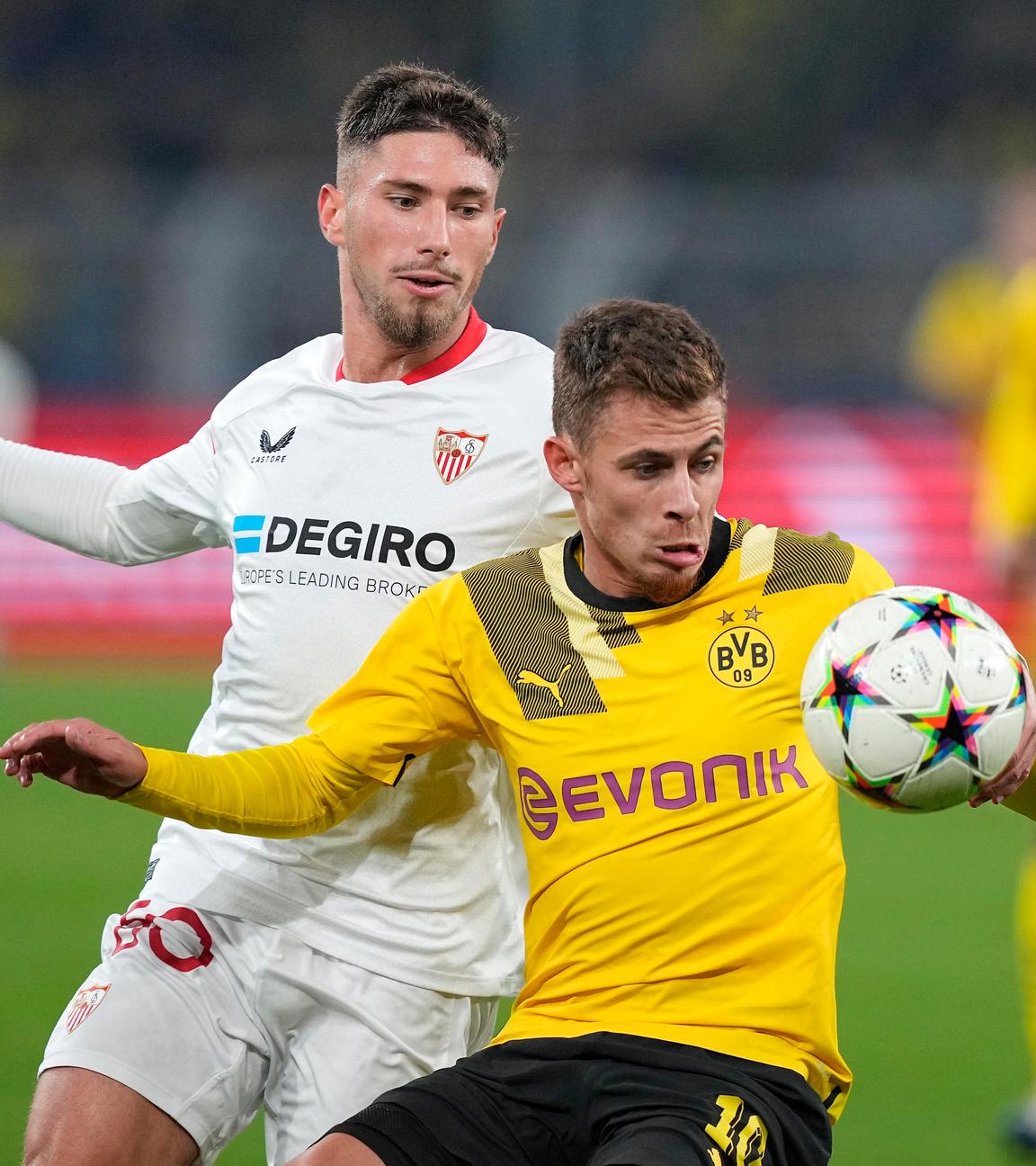 Dortmunds Hazard (r.) und Carmona vom FC Sevilla.