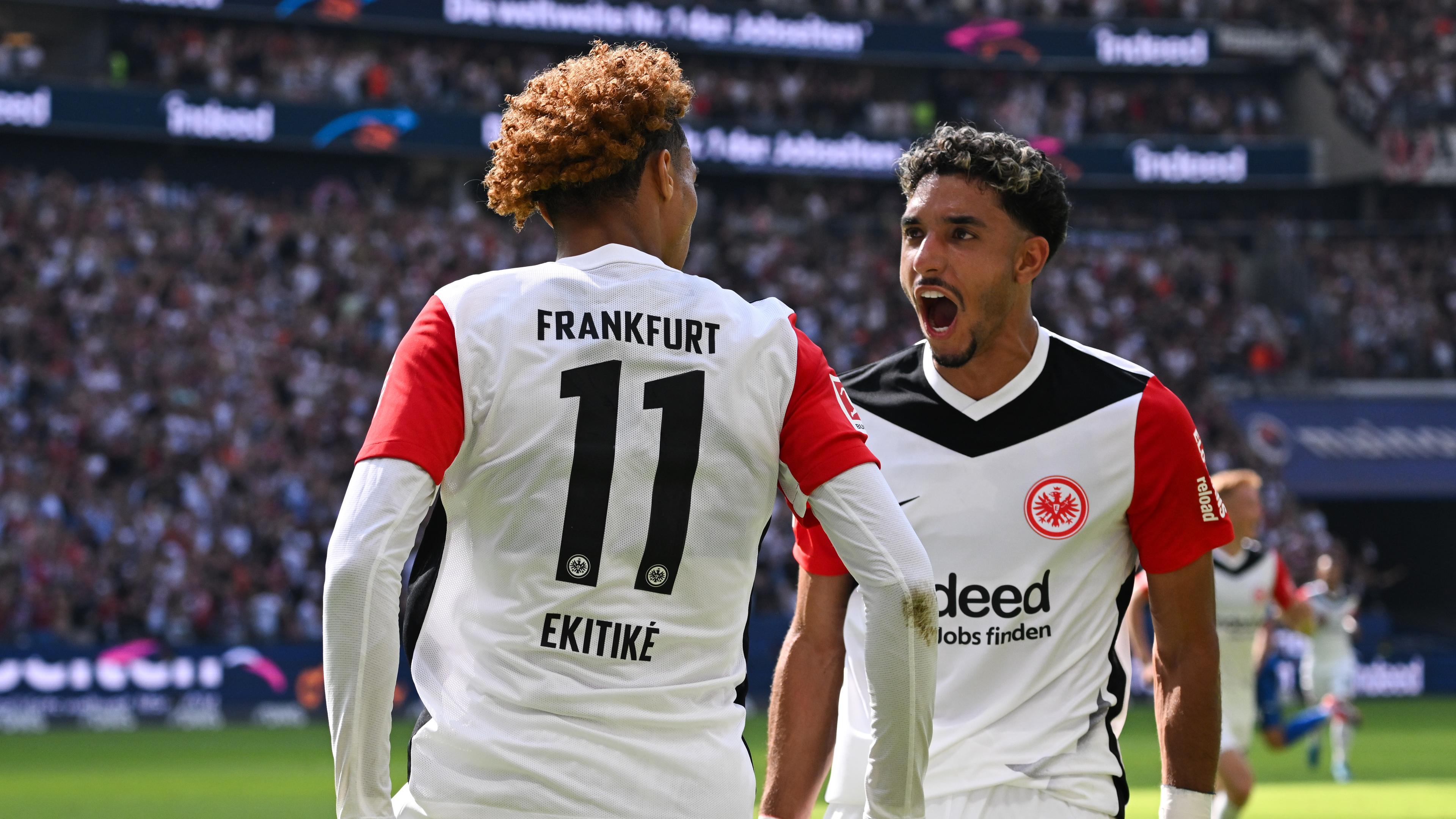 Fußball: Hugo Ekitike und Omar Marmoush von Eintracht Frankfurt.