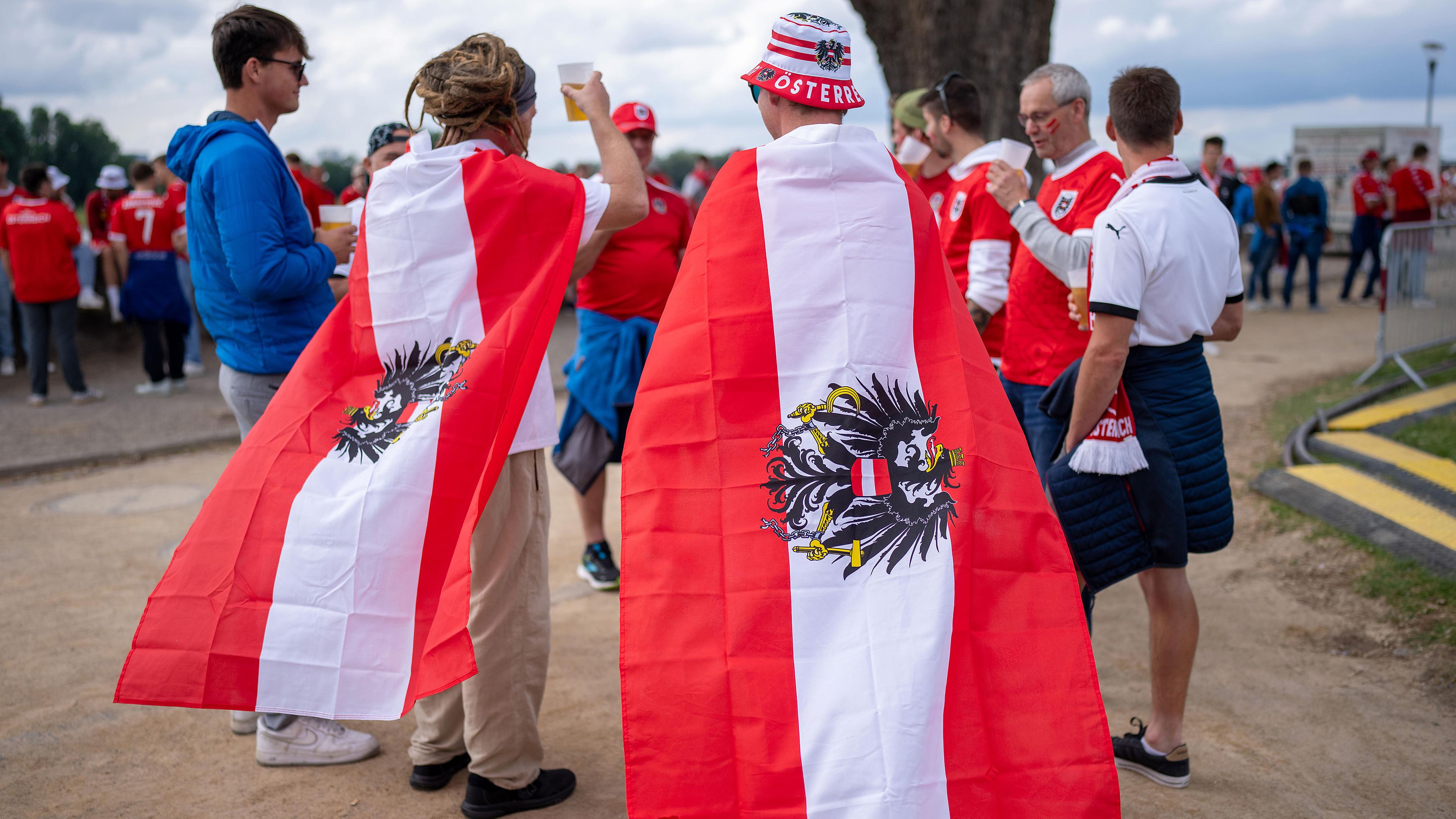Österreich-Fans im Rahmen eines Fanmarsches vor Beginn des Spiels zwischen Österreich und Frankreich am 17.06.2024