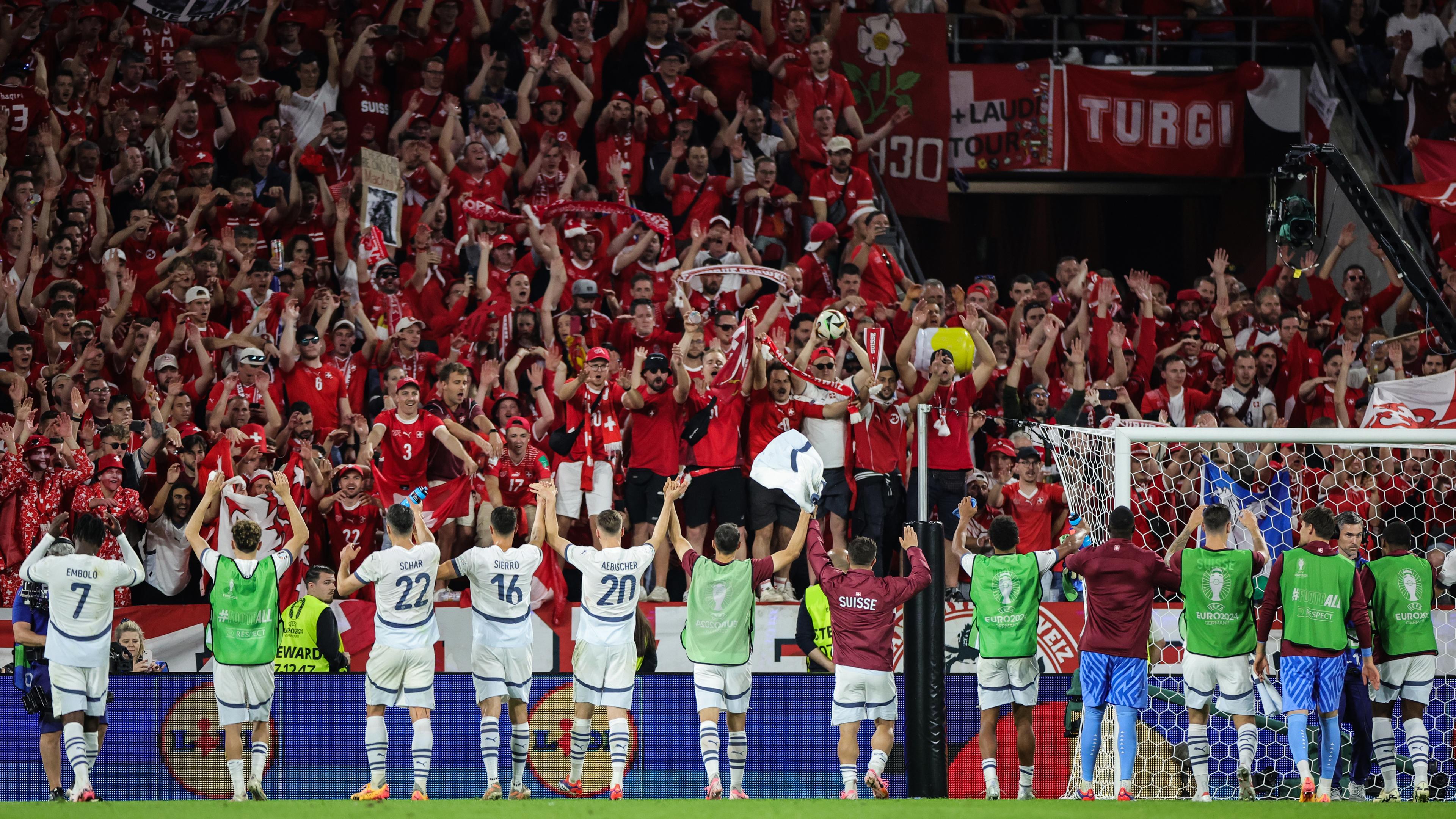 Die Spieler von der Schweiz bedanken sich nach dem Spiel bei den Fans. 