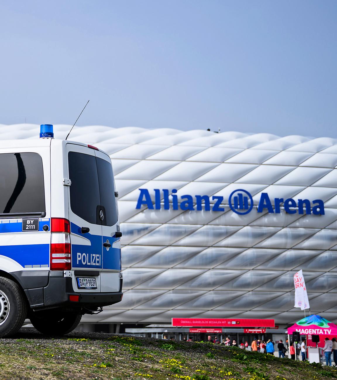 Ein Auto der Polizei steht vor dem Spiel vor der Allianz Arena, aufgenommen am 30.03.2024