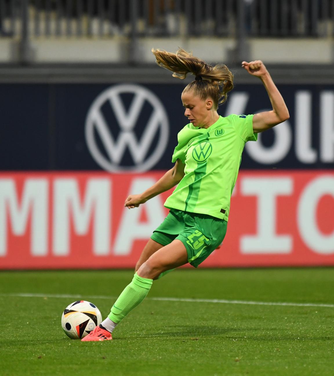 Niedersachsen, Wolfsburg: Fußball, Frauen: Champions League - Qualifikation, VfL Wolfsburg - ACF Florenz: Wolfsburgs Vivien Endemann erzielt das Tor zum 2:0.